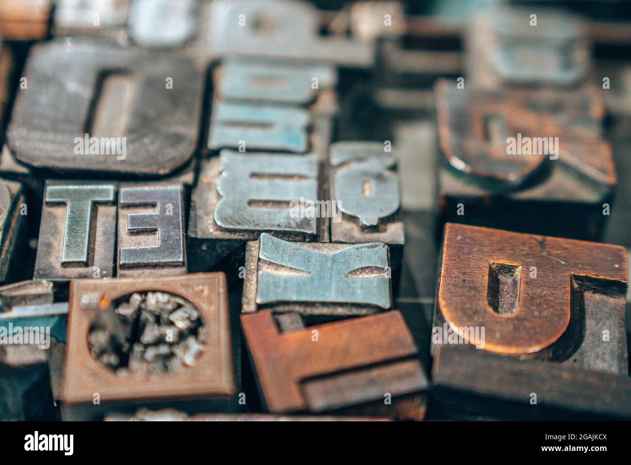 Alte Typografie-Druckmaschine mit Briefmustern. Stockfoto