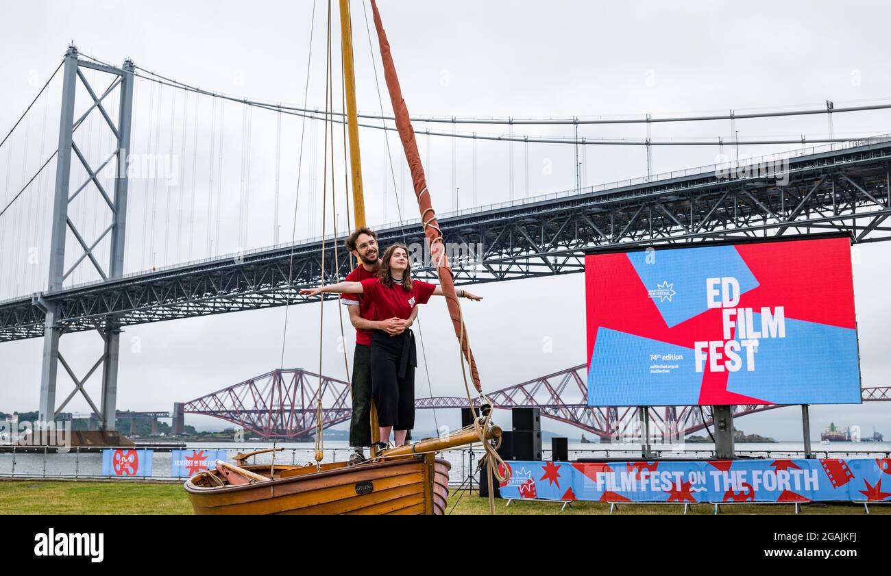 Port Edgar Marina, South Queensferry, Schottland, Großbritannien, 31. Juli 2021. Edinburgh International Film Festival, Film Fest on the Forth: Die Marina wird in ein Outdoor-Kino verwandelt, für ein Wochenende mit kostenlosen Outdoor-Vorführungen, alle jetzt ausverkauft, mit einer Nachbildung der bekannten Szene in Titanic mit Hannah Knox und Liam Rotheram an den Forth-Brücken Stockfoto