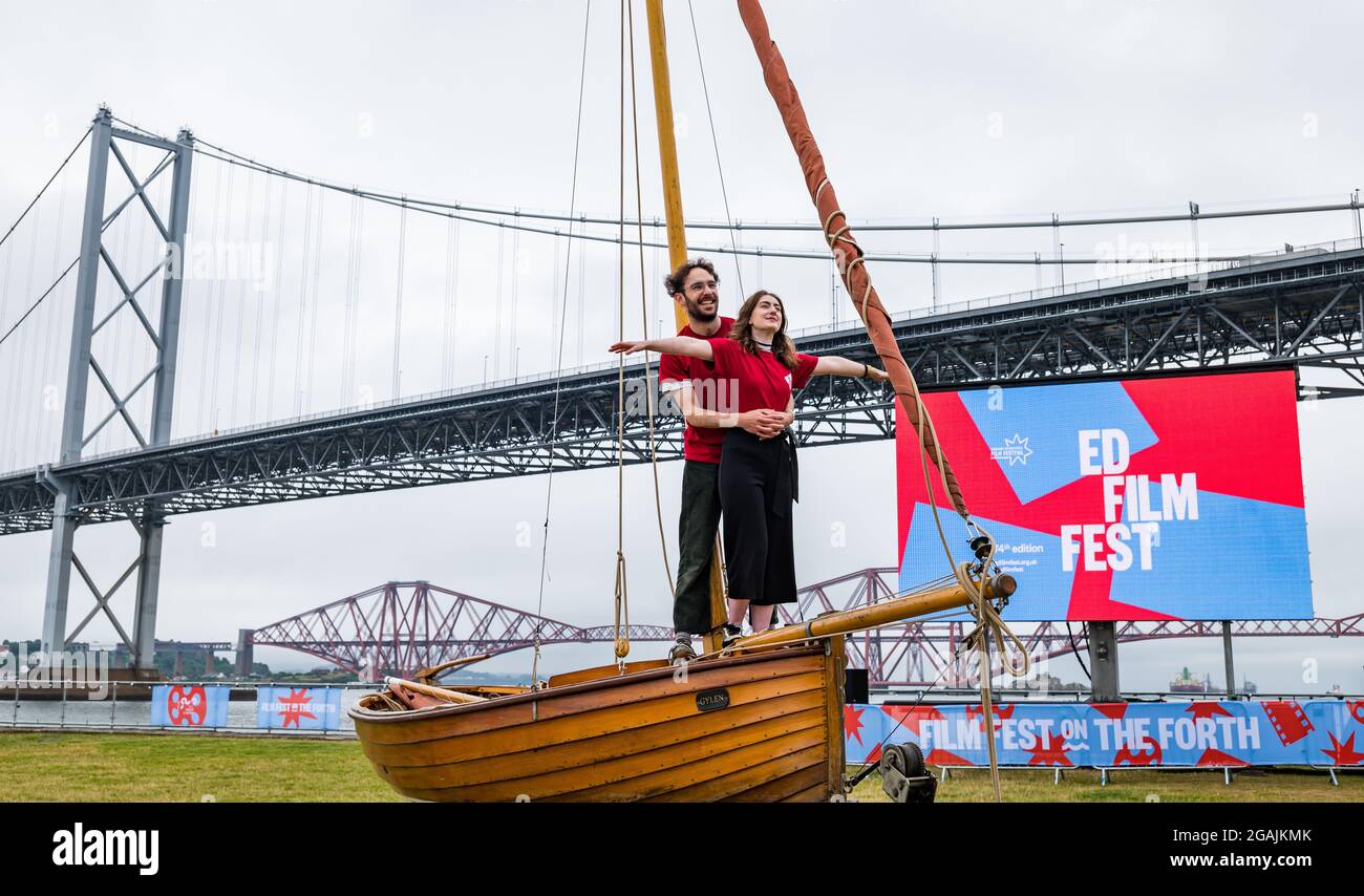 Port Edgar Marina, South Queensferry, Schottland, Großbritannien, 31. Juli 2021. Edinburgh International Film Festival, Film Fest on the Forth: Die Marina wird in ein Outdoor-Kino verwandelt, für ein Wochenende mit kostenlosen Outdoor-Vorführungen, alle jetzt ausverkauft, mit einer Nachbildung der bekannten Szene in Titanic mit Hannah Knox und Liam Rotheram an den Forth-Brücken Stockfoto