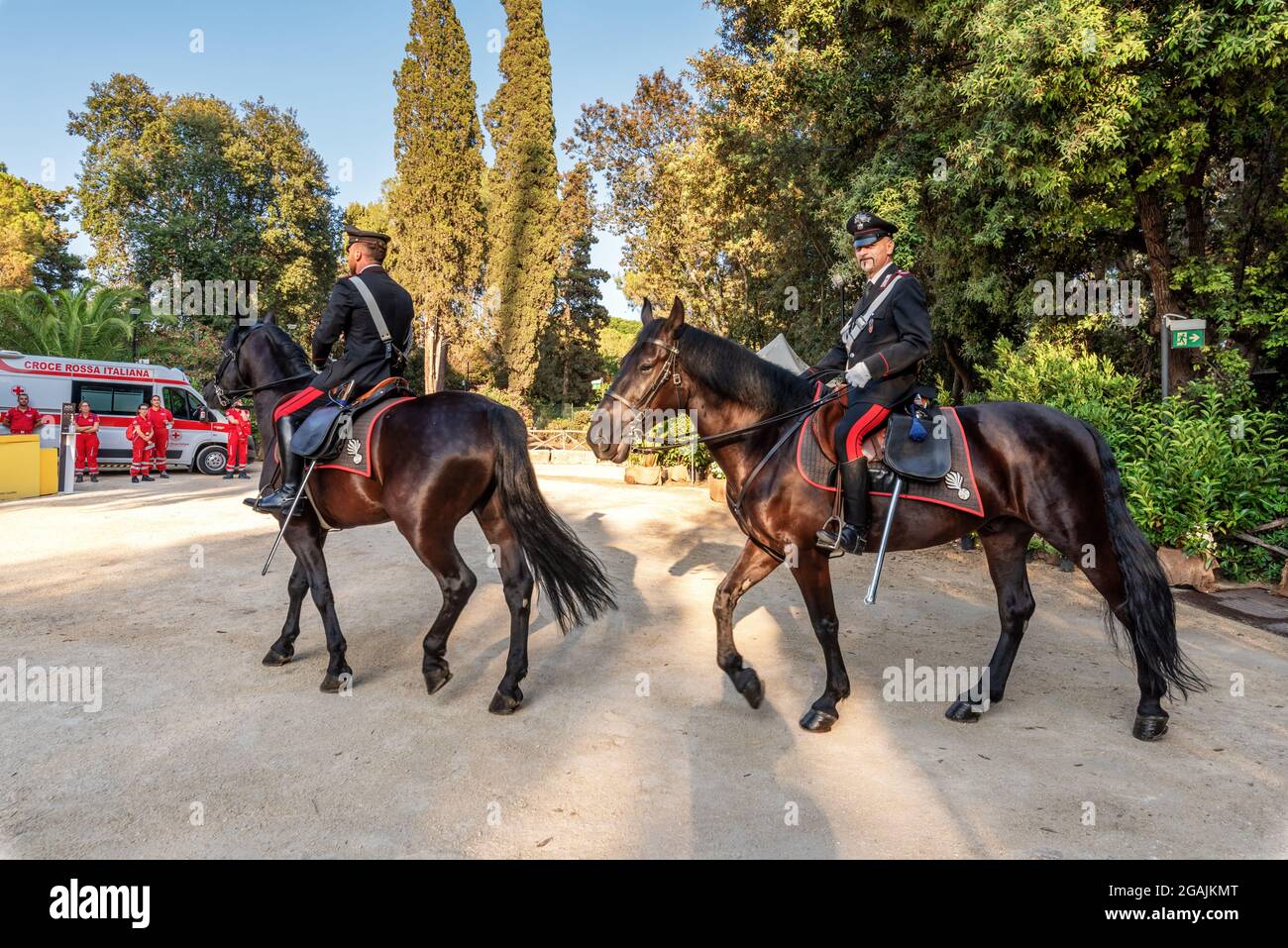 Syrakus Sizilien Italien - juli 22 2021: Zwei stolze Carabinieri zu Pferd im archäologischen Park von Neapolis Stockfoto