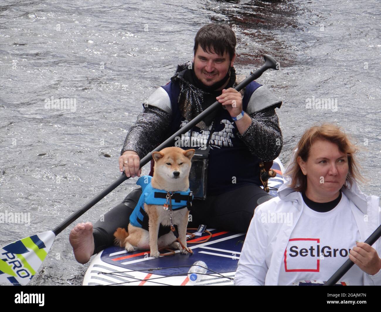 Hunderte Teilnehmer in Kostümen nehmen am Internationalen SUP-Festival in St. Petersburg, Russland, Teil Stockfoto