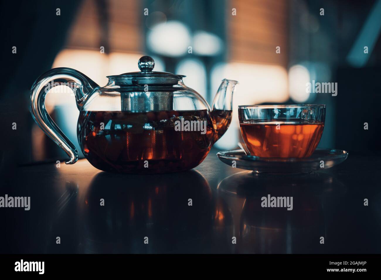 beerentee in einer Glas-Teekannen in einem Café. Nahaufnahme Stockfoto