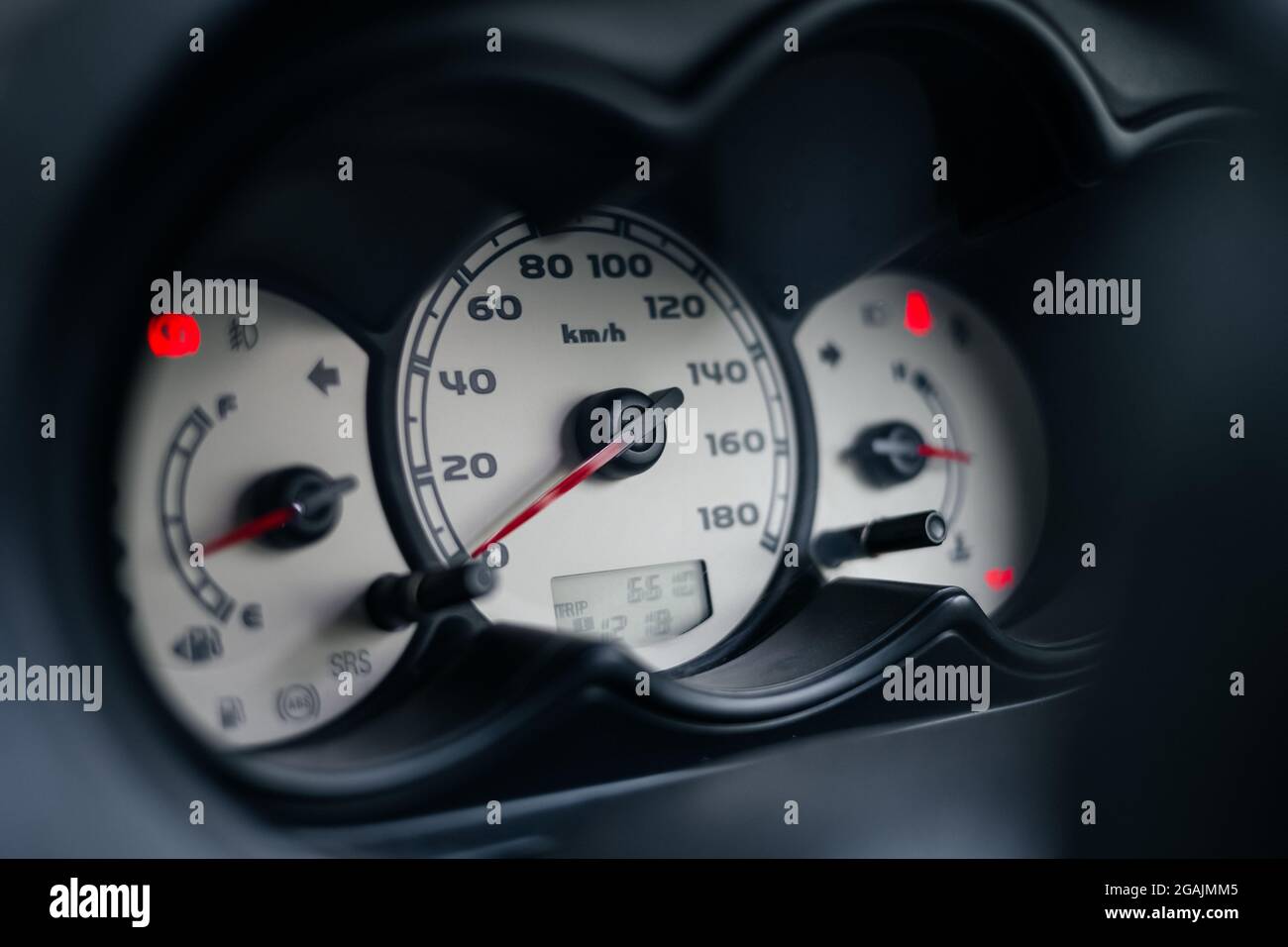 Details zur Instrumententafel im Innenraum des Fahrzeugs. Speedometr Nahaufnahme . Weichfokus Stockfoto