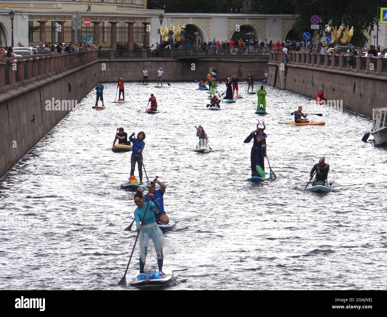 Hunderte Teilnehmer in Kostümen nehmen am Internationalen SUP-Festival in St. Petersburg, Russland, Teil Stockfoto