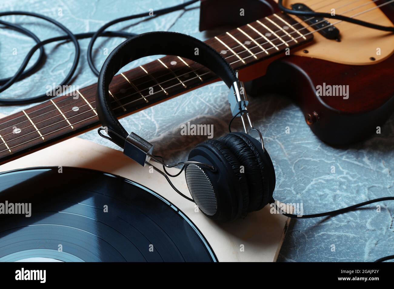 E-Gitarre und Kopfhörer mit Musik-Zubehör auf grauem Hintergrund  Stockfotografie - Alamy