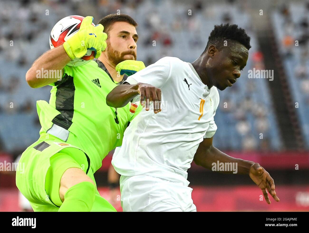 Miyagi, Japan. Juli 2021. Unai Simon (L) aus spanien rettet Youssouf Dao aus der Elfenbeinküste während des Viertelfinalspiels zwischen Spanien und der Elfenbeinküste bei den Olympischen Spielen 2020 in Tokio in Miyagi, Japan, 31. Juli 2021. Quelle: Lu Yang/Xinhua/Alamy Live News Stockfoto