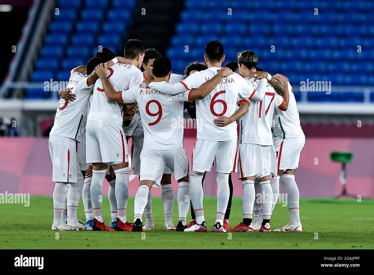 YOKOHAMA, JAPAN - JULI 31: Cesar Montes von Mexiko, Henry Martin von Mexiko, Vladimir Lorona von Mexiko, Der Mexikaner Sebastian Cordova schmiß sich mit seinen Teamkollegen beim Viertelfinale des Olympischen Fußballturniers für Männer in Tokio 2020 zwischen Südkorea und Mexiko am 31. Juli 2021 im Internationalen Stadion Yokohama in Yokohama, Japan (Foto: Pablo Morano/Orange Picics) Stockfoto