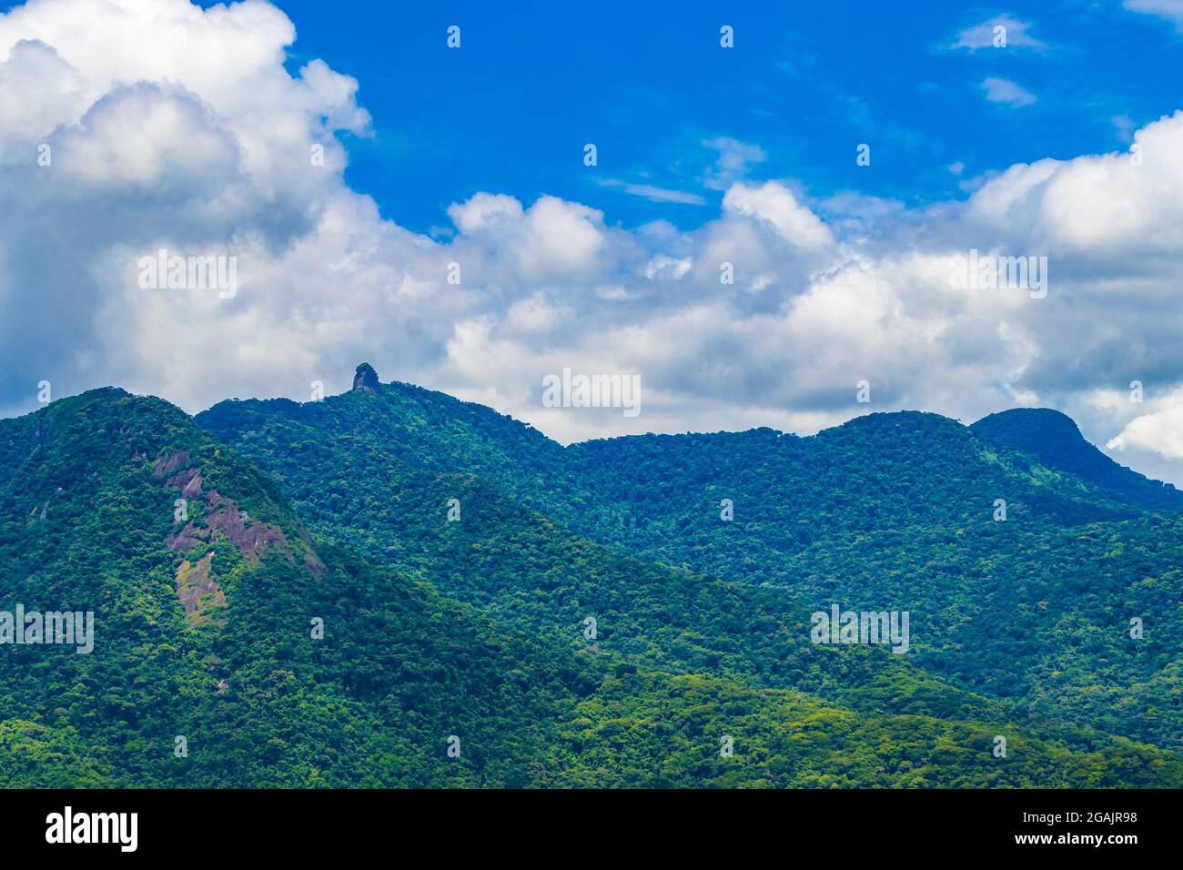 Abraao Berg Pico do Papagaio mit Wolken auf Ilha Grande Angra dos Reis Rio de Janeiro Brasilien. Stockfoto