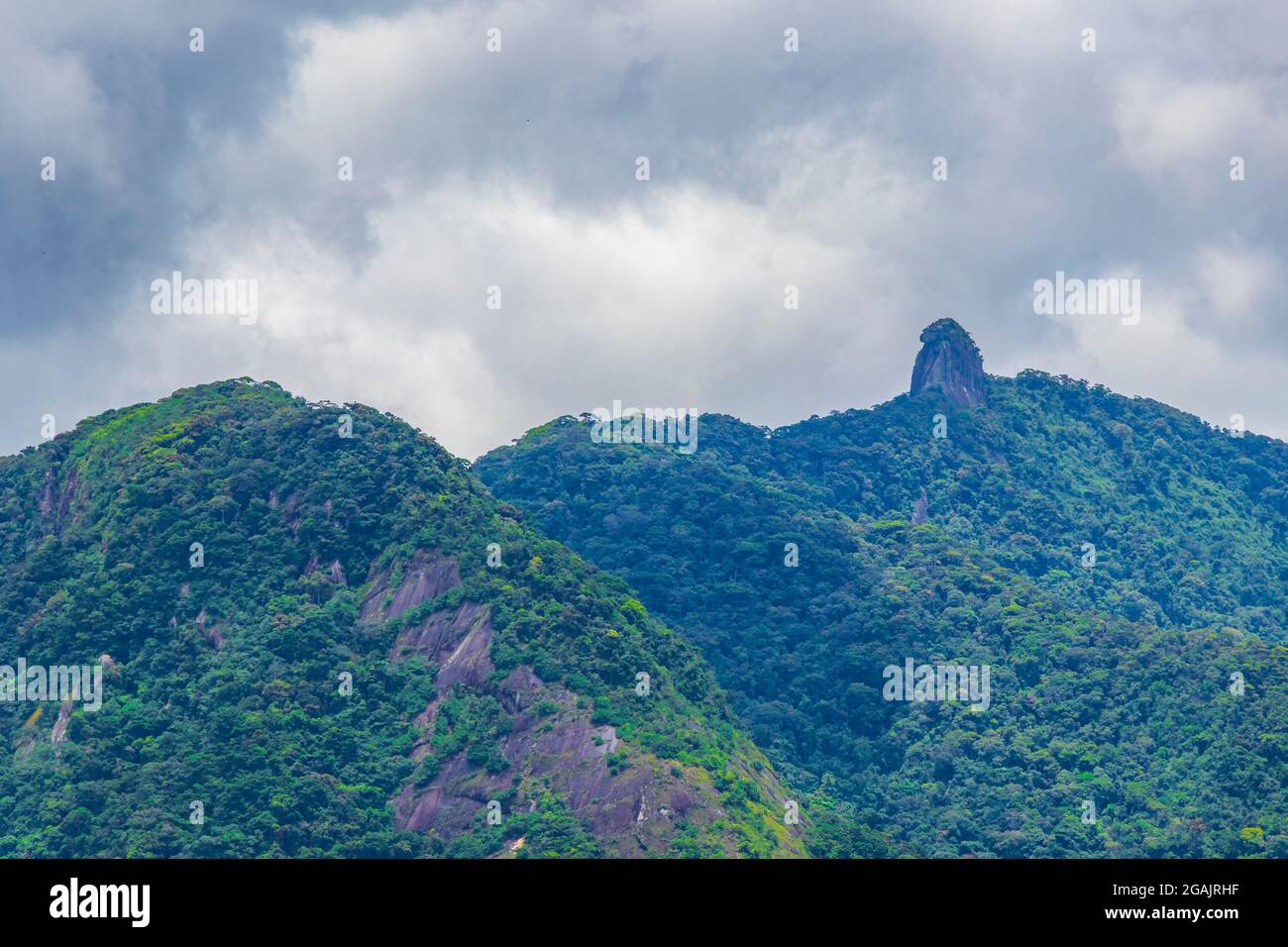 Abraao Berg Pico do Papagaio mit Wolken auf Ilha Grande Angra dos Reis Rio de Janeiro Brasilien. Stockfoto