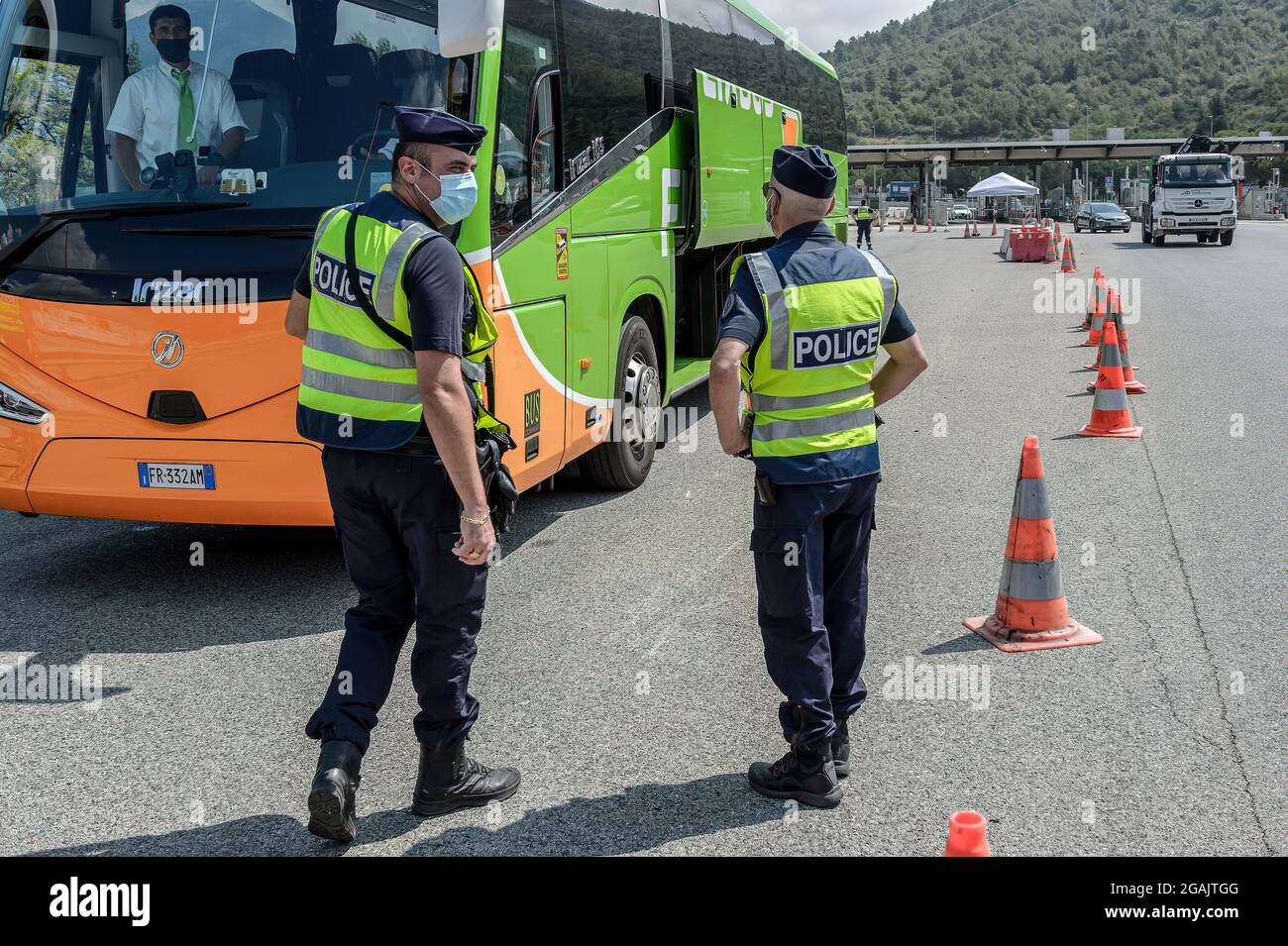 Polizeibeamte halten einen Bus an, der Passagiere aus Italien zur Kontrolle befördert. Die nächste Verstärkung der Maßnahmen zur Bekämpfung der Coronavirus-Epidemie in Frankreich und die Installation des Sanitäranpasses bringt die Regierung dazu, die Kontrollen an den Grenzen zu verstärken. Zusätzlich zu den üblichen Kontrollen überprüfen die Zollbeamten und die Luft- und Grenzpolizei die Gültigkeit des Gesundheitspasses und der PCR-Tests, die Reisende bei ihrer Ankunft vorlegen. (Foto von Laurent Coust / SOPA Images/Sipa USA) Stockfoto