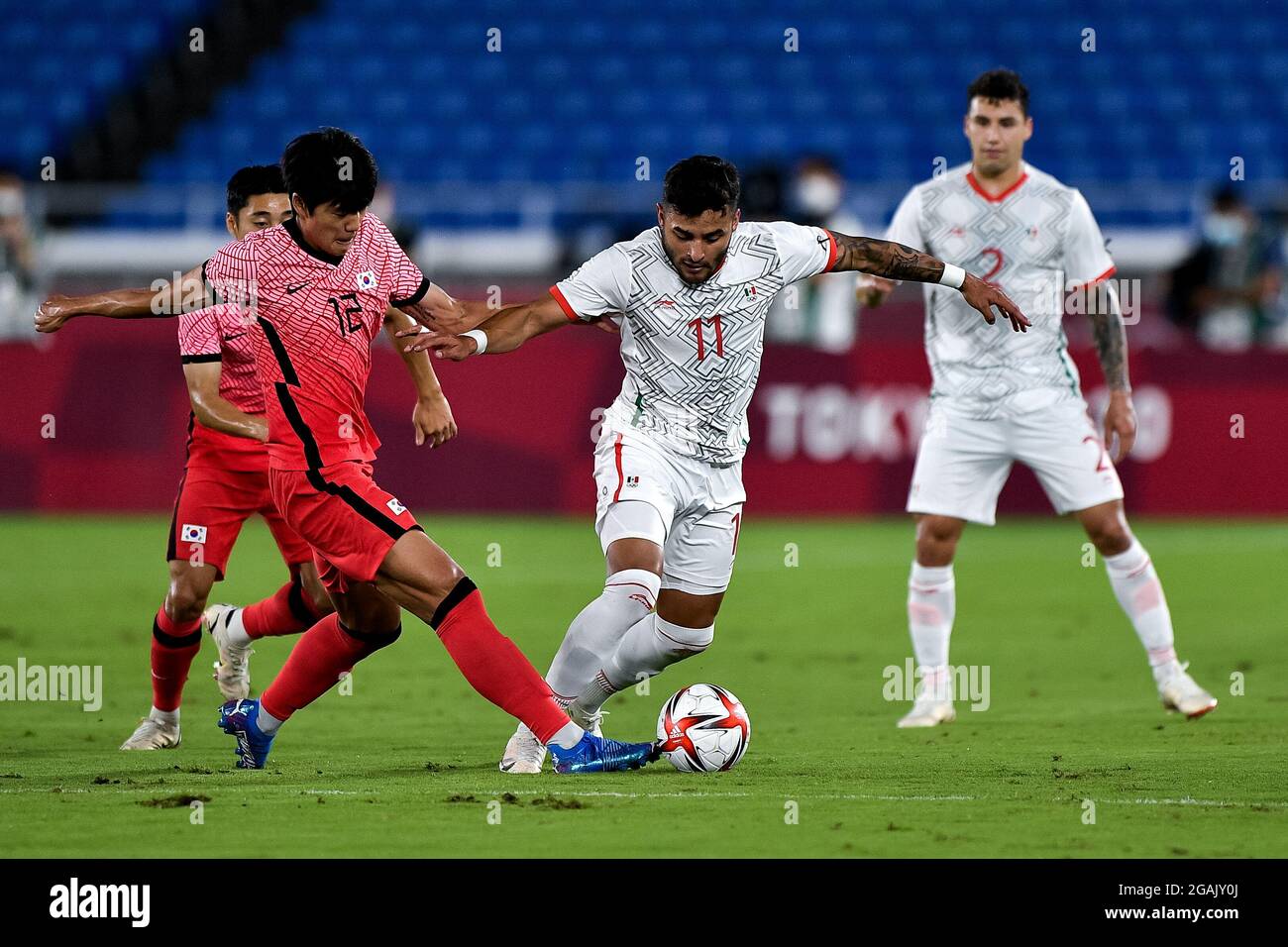 YOKOHAMA, JAPAN - 31. JULI: Young-woo Seol aus Südkorea und Ernesto Vega aus Mexiko während des Viertelfinalspieles des Olympischen Fußballturniers für Männer von Tokio 2020 zwischen Südkorea und Mexiko im Internationalen Stadion Yokohama am 31. Juli 2021 in Yokohama, Japan (Foto: Pablo Morano/Orange Picics) Stockfoto