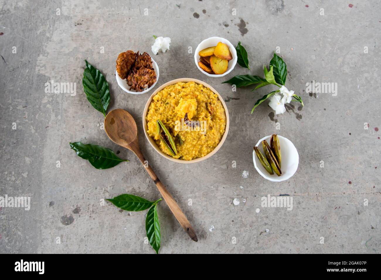 Draufsicht auf bengalische Khichdi oder Khichuri aus einer Kombination von Linsen und Reis zusammen mit indischen Gewürzen. Bereit zum Essen. Draufsicht. Stockfoto