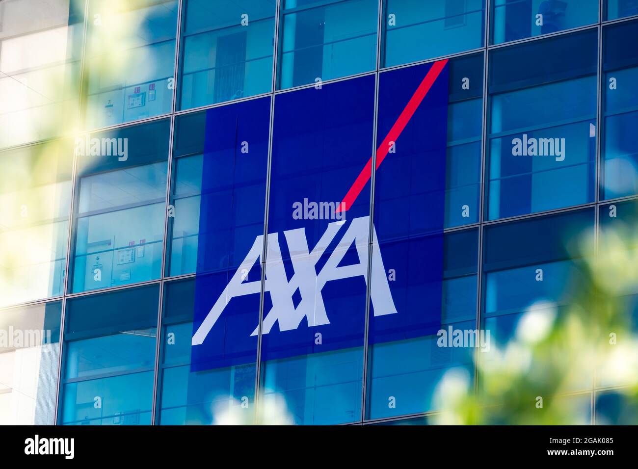 Detail der Fassade des Gebäudes, in dem sich der Hauptsitz von Axa befindet, einer internationalen französischen Gruppe, die sich auf Versicherungen und Asset Management spezialisiert hat Stockfoto
