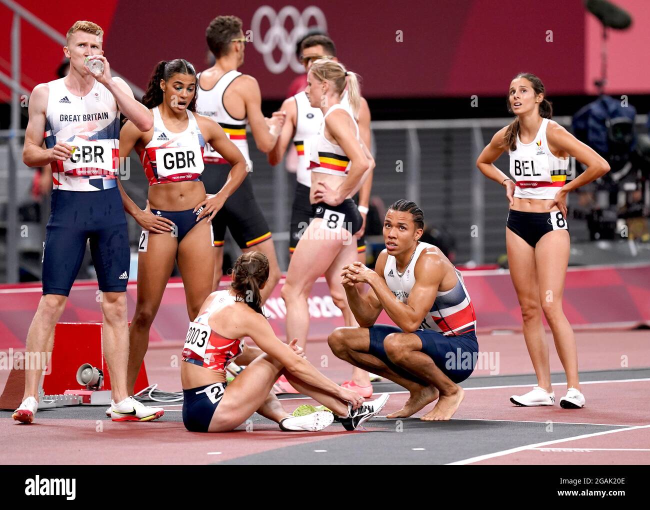 Die Briten Cameron Chalmers, Nicole Yeargin, Emily Diamond und Niclas Baker nach dem 4 x 400 m großen Staffelgemischten Finale im Olympiastadion am achten Tag der Olympischen Spiele in Tokio 2020 in Japan. Bilddatum: Samstag, 31. Juli 2021. Stockfoto