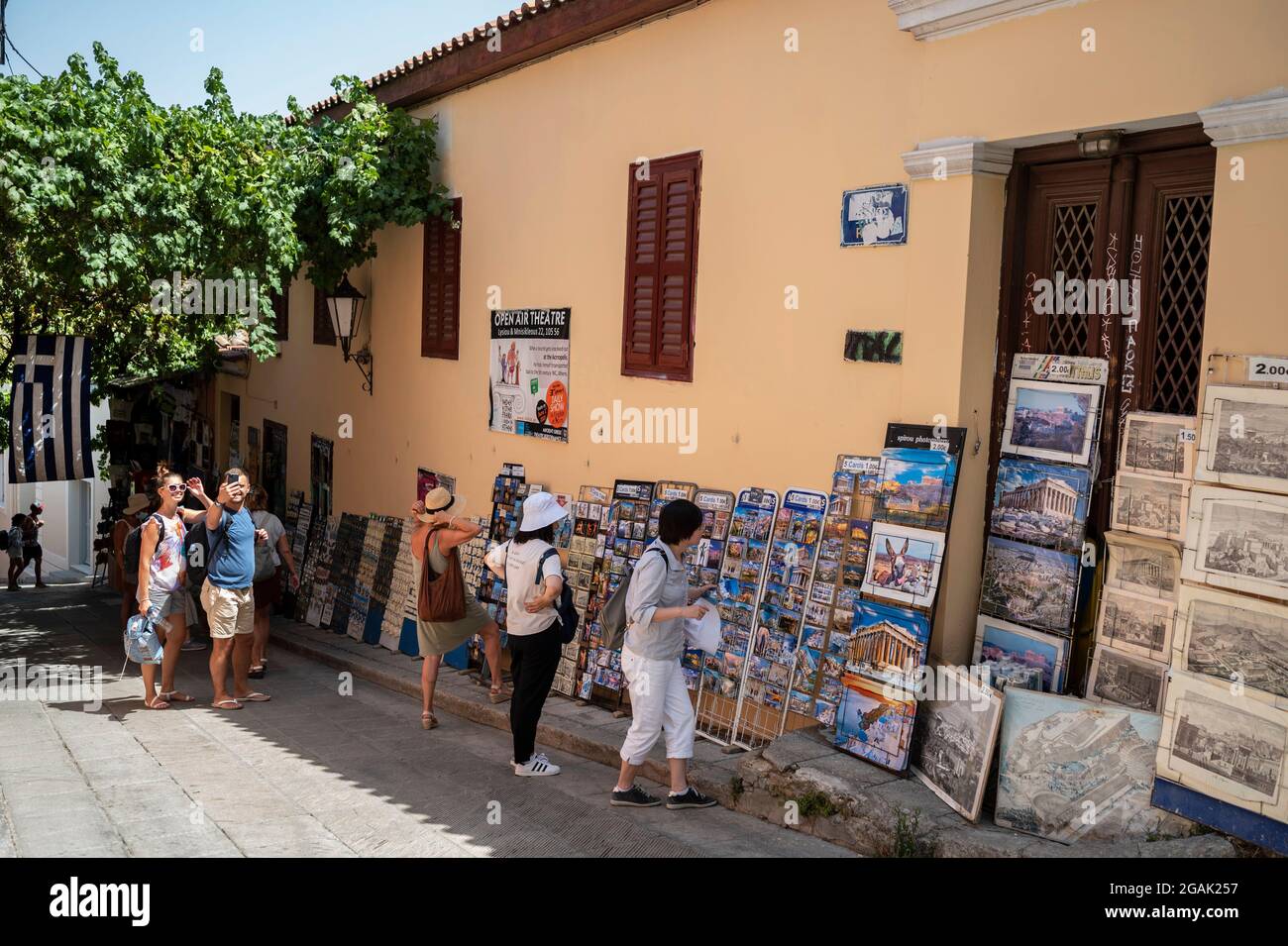 Athen, Griechenland. Juli 2021. Touristen sind bei Temperaturen über 40 Grad im Touristenviertel Plaka unterwegs. Schwere Waldbrände und anhaltende Hitze von 40 Grad und mehr machen die südlichen Ferienländer schwer zu bewältigen. Laut Meteorologen erwartet Griechenland Temperaturen von bis zu 46 Grad. Quelle: Angelos Tzortzinis/dpa/Alamy Live News Stockfoto