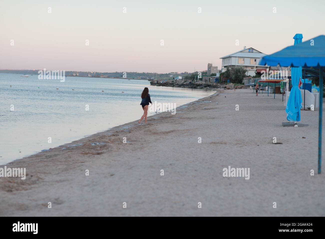 Ein Mann, der auf einem Sandstrand steht Stockfoto