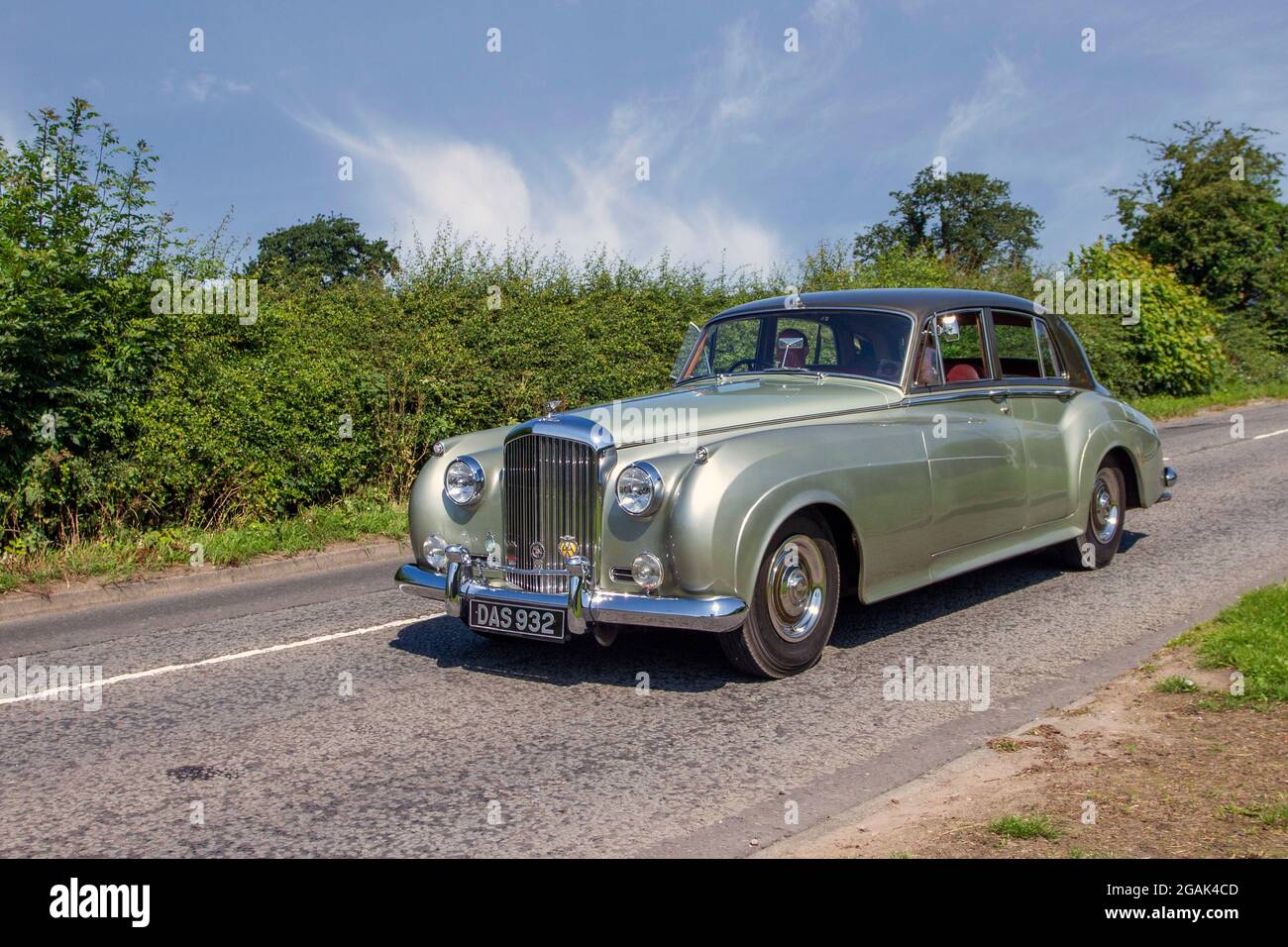 Grüne Bentley S1 1956 50er Jahre, britische Luxuslimousine mit 4887 ccm auf dem Weg zur Capesthorne Hall Classic Car Show im Juli in Cheshire, Großbritannien Stockfoto