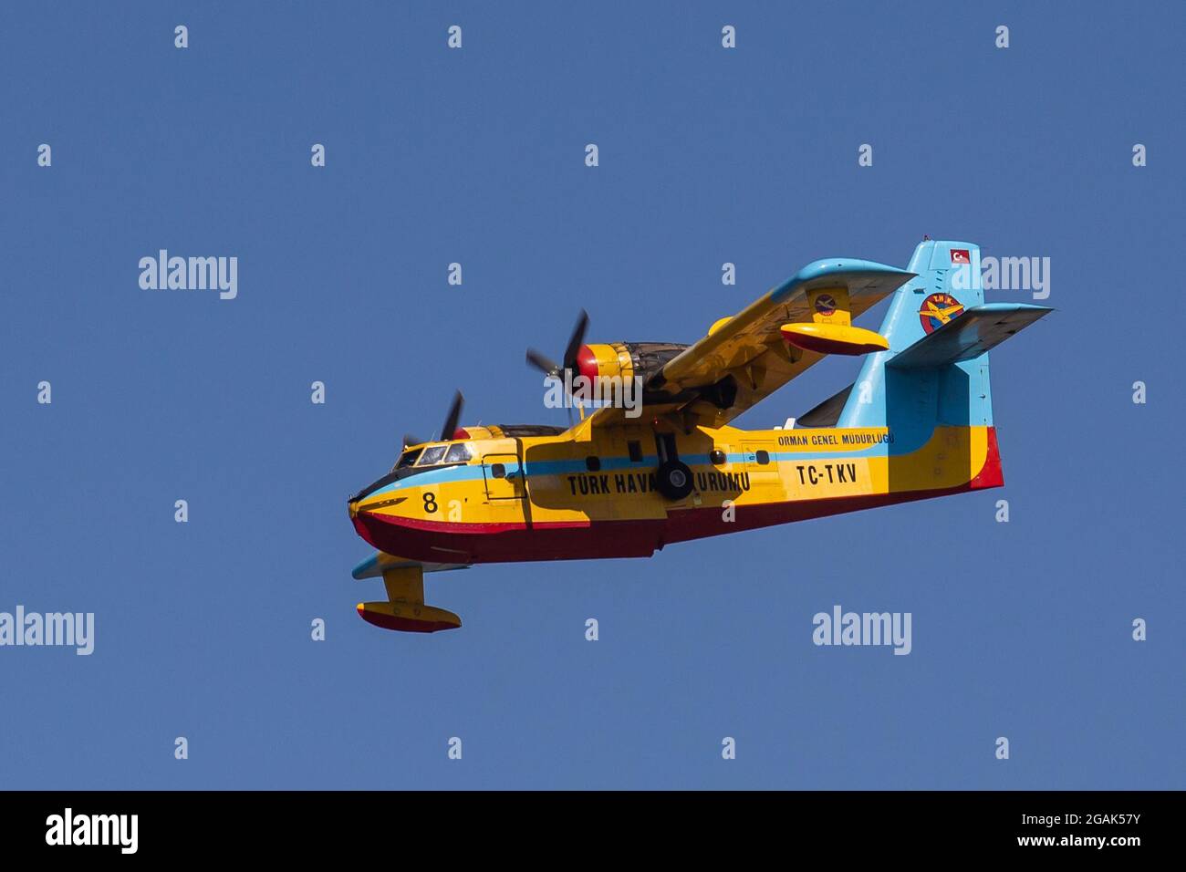 Ein amphibisches Kampfflugzeug des türkischen Hava Kurumu Canadair auf einer Feuerunterdrückungsmission über der Provinz Izmir in der türkischen Ägäis. Stockfoto