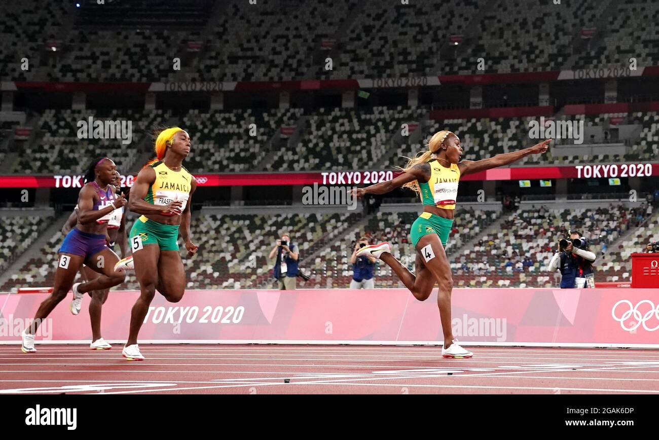 Jamaikas Elaine Thompson-Herah (rechts) gewinnt am achten Tag der Olympischen Spiele in Tokio 2020 in Japan das 100-Meter-Finale der Frauen im Olympiastadion. Bilddatum: Samstag, 31. Juli 2021. Stockfoto