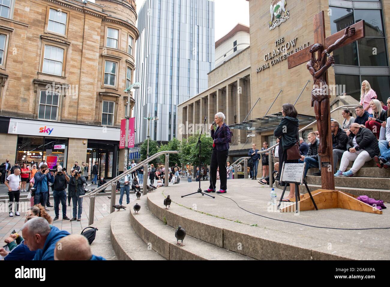Glasgow, Schottland, Großbritannien. 30. Juli 2021. IM BILD: Angela Constance MSP, schottische Ministerin für Drogenpolitik und Scottish National Party (SNP) MSP. Menschen, die über ihre Erfahrungen mit Steps of Buchanan Street sprechen. Laut den heute veröffentlichten „erschreckenden und herzzerreißenden“ Zahlen sind die Drogentoten in Schottland zum siebten Mal in Folge auf einen neuen Rekordwert angestiegen. Die „schockierende“ Nachricht, dass im Jahr 2020 1,339 Menschen an Drogen starben, bedeutet, dass Schottlands Drogentod-Rate mit Abstand die schlimmste in Europa bleibt. Quelle: Colin Fisher Stockfoto