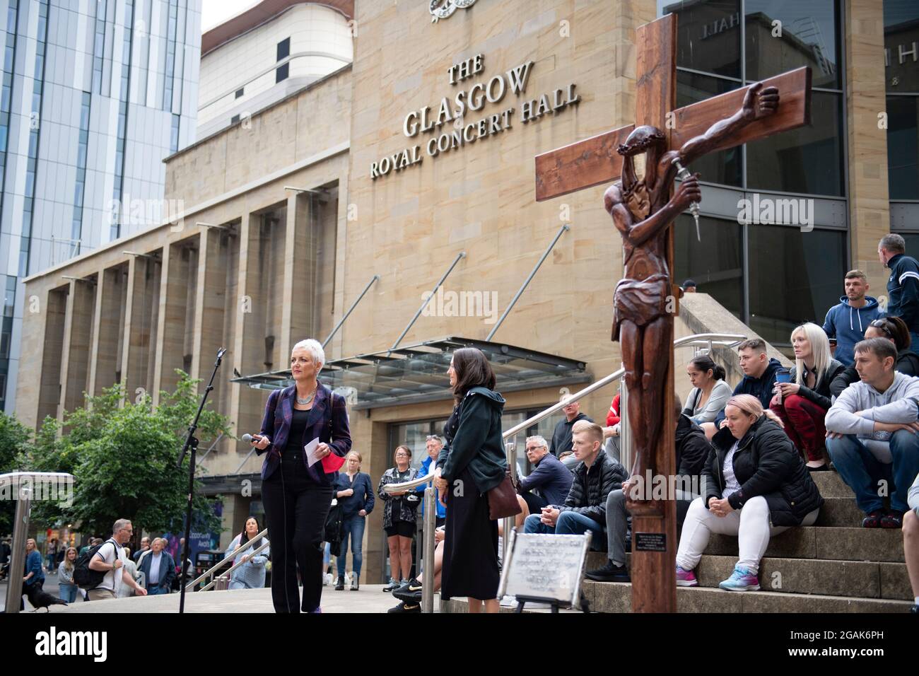 Glasgow, Schottland, Großbritannien. 30. Juli 2021. IM BILD: Angela Constance MSP, schottische Ministerin für Drogenpolitik und Scottish National Party (SNP) MSP. Menschen, die über ihre Erfahrungen mit Steps of Buchanan Street sprechen. Laut den heute veröffentlichten „erschreckenden und herzzerreißenden“ Zahlen sind die Drogentoten in Schottland zum siebten Mal in Folge auf einen neuen Rekordwert angestiegen. Die „schockierende“ Nachricht, dass im Jahr 2020 1,339 Menschen an Drogen starben, bedeutet, dass Schottlands Drogentod-Rate mit Abstand die schlimmste in Europa bleibt. Quelle: Colin Fisher Stockfoto