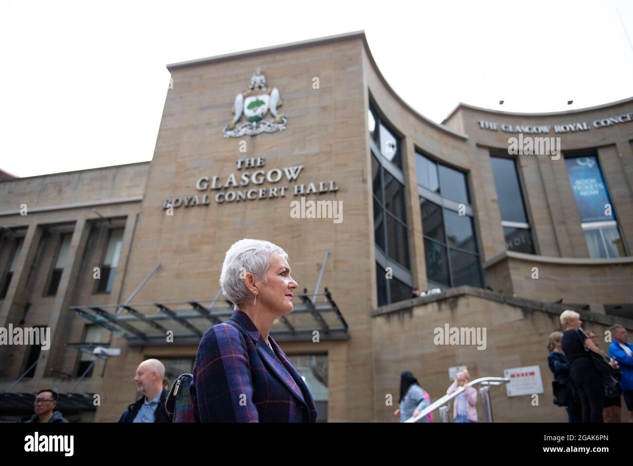 Glasgow, Schottland, Großbritannien. 30. Juli 2021. IM BILD: Angela Constance MSP, schottische Ministerin für Drogenpolitik und Scottish National Party (SNP) MSP. Menschen, die über ihre Erfahrungen mit Steps of Buchanan Street sprechen. Laut den heute veröffentlichten „erschreckenden und herzzerreißenden“ Zahlen sind die Drogentoten in Schottland zum siebten Mal in Folge auf einen neuen Rekordwert angestiegen. Die „schockierende“ Nachricht, dass im Jahr 2020 1,339 Menschen an Drogen starben, bedeutet, dass Schottlands Drogentod-Rate mit Abstand die schlimmste in Europa bleibt. Quelle: Colin Fisher Stockfoto