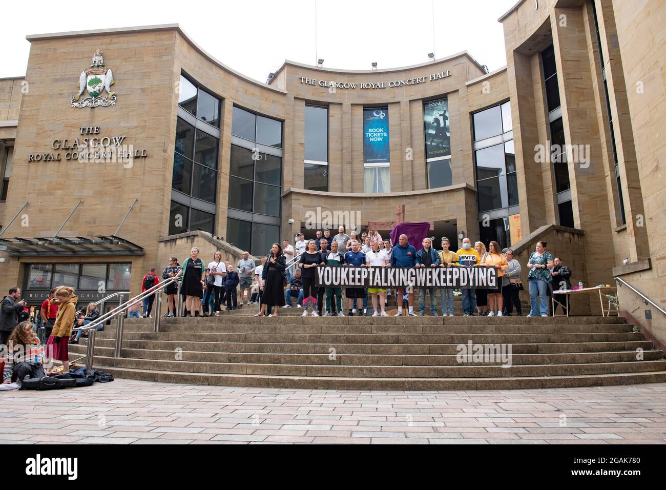 Glasgow, Schottland, Großbritannien. 30. Juli 2021. IM BILD: Menschen, die über ihre Erfahrungen mit den Stufen der Buchanan Street sprechen. Laut den heute veröffentlichten „erschreckenden und herzzerreißenden“ Zahlen sind die Drogentoten in Schottland zum siebten Mal in Folge auf einen neuen Rekordwert angestiegen. Die „schockierende“ Nachricht, dass im Jahr 2020 1,339 Menschen an Drogen starben, bedeutet, dass Schottlands Drogentod-Rate mit Abstand die schlimmste in Europa bleibt. Quelle: Colin Fisher Stockfoto