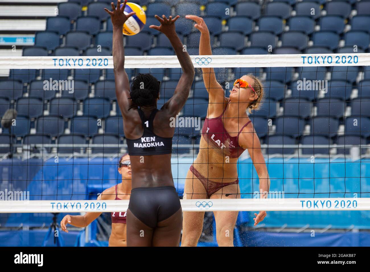 31. Juli 2021 Die lettische Tina Graudina (1) spikes den Ball gegen