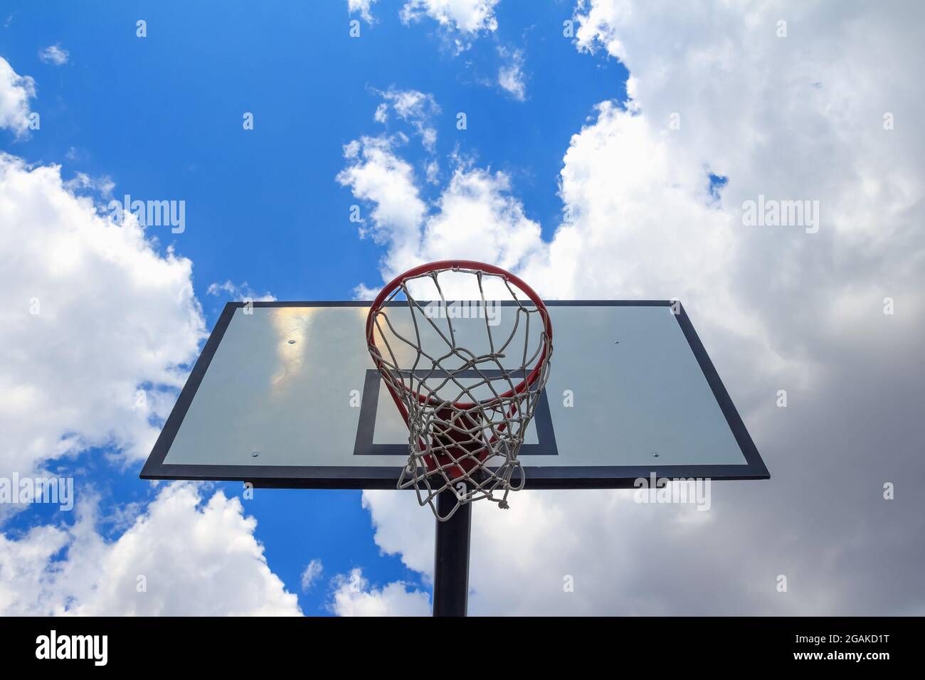 Basketballbrett, von unten gesehen, am bewölkten Himmel Stockfoto