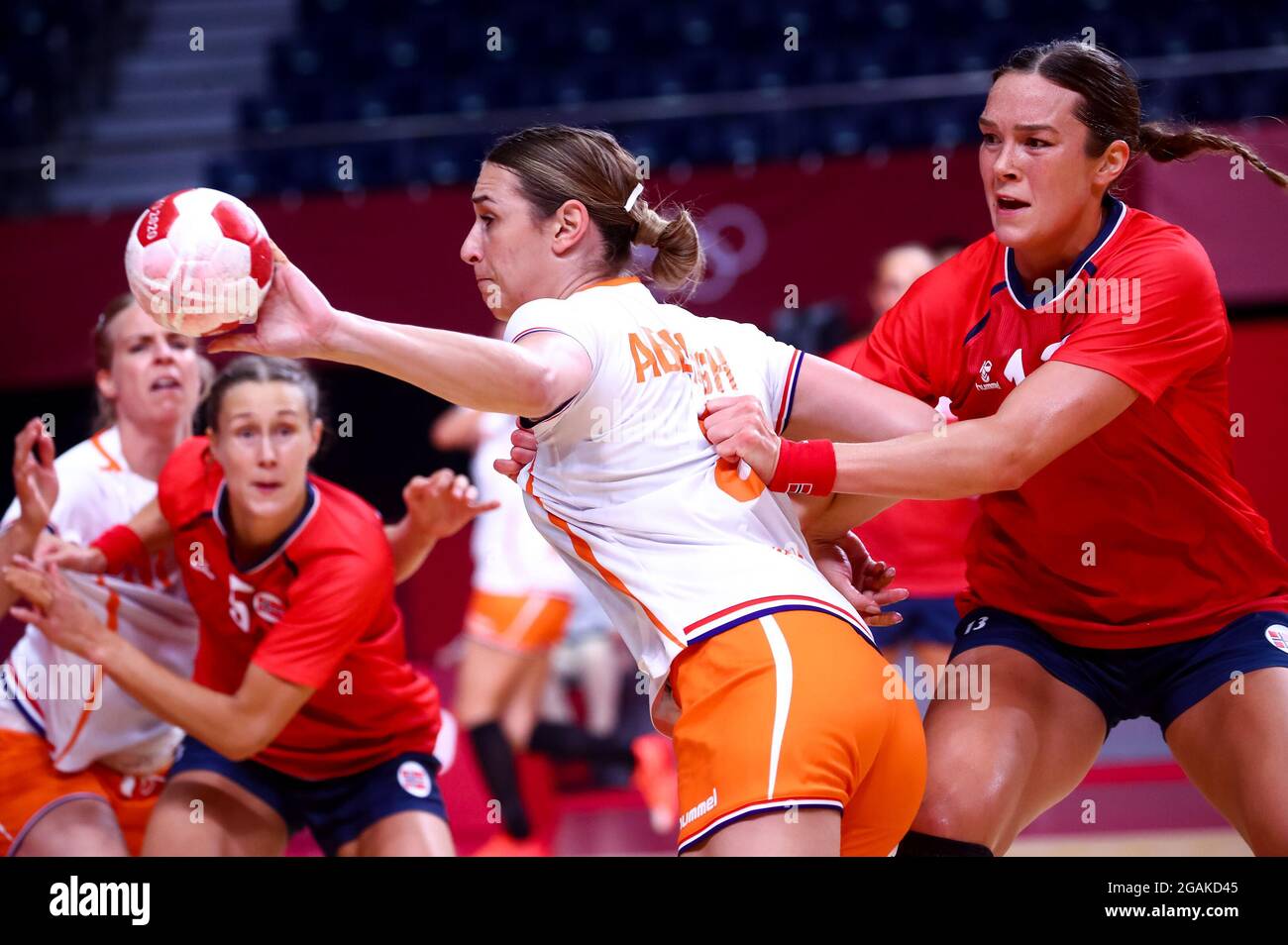 Tokio Japan 31 Juli Lois Abbingh Aus Den Niederlanden Und Kari Brattset Dale Aus Norwegen Wahrend Des Handballturniers Der Olympischen Frauen In Tokio 2020 Zwischen Norwegen Und Den Niederlanden Im Yoyogi Nationalstadion