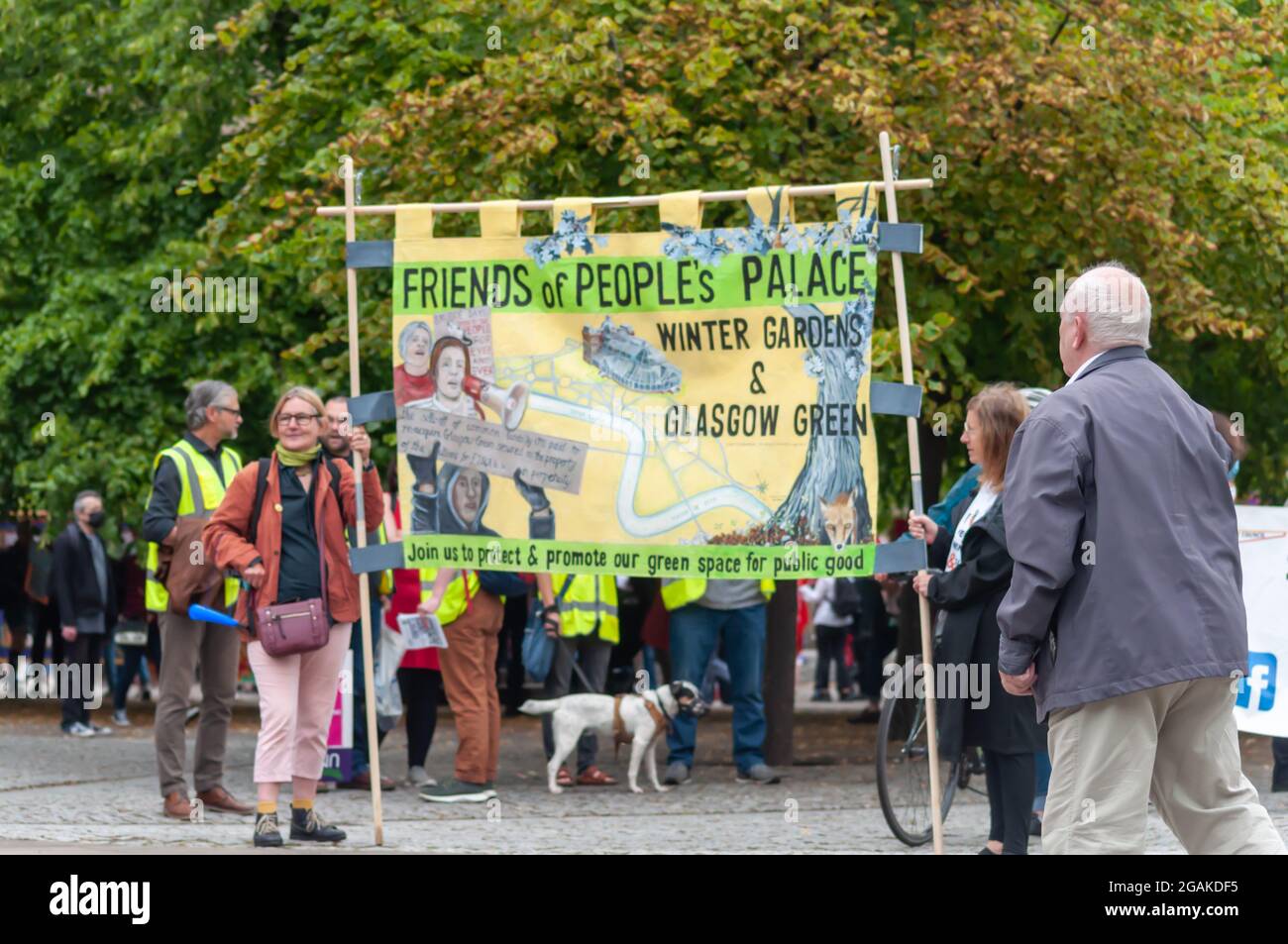 Glasgow, Schottland, Großbritannien. Juli 2021. Ein Spruchband mit der Aufschrift „Friends of People's Palace Winter Gardens & Glasgow Green“. Aktivisten der Gruppe Glasgow gegen Schließungen gemeinsam mit den Gewerkschaften UNISON, Unite und dem GMB marschieren vom St. Mungo Museum of Religious Life & Art zum Volkspalast, um gegen die Schließung öffentlicher Einrichtungen in der Stadt zu protestieren. Kredit: Skully/Alamy Live Nachrichten Stockfoto