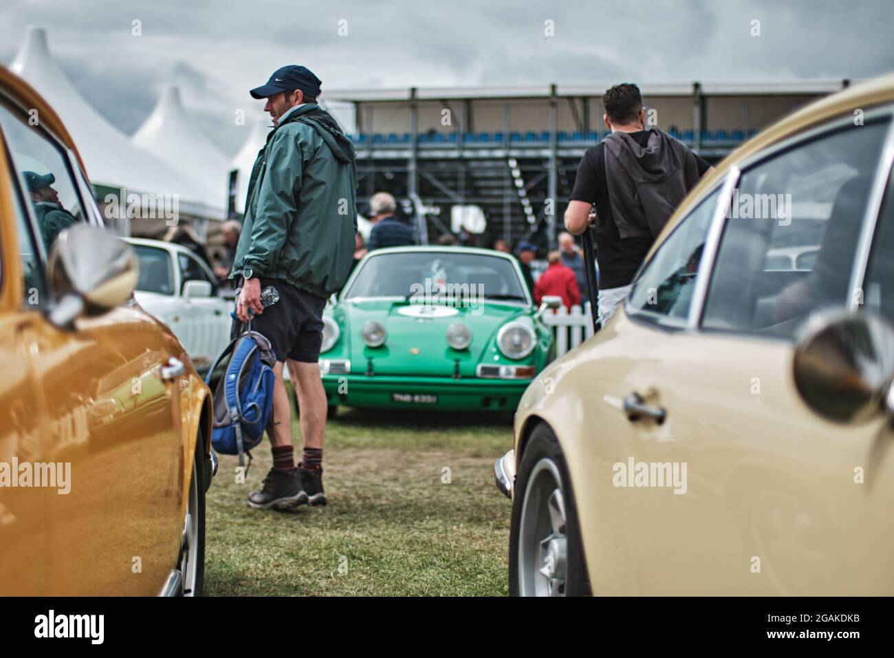 Towcester, Northamptonshire, Großbritannien. Juli 2021. Menschen, die während des Classic Motor Racing Festivals auf dem Silverstone Circuit durch den klassischen Porsche Car Club laufen (Foto: Gergo Toth / Alamy Live News) Stockfoto