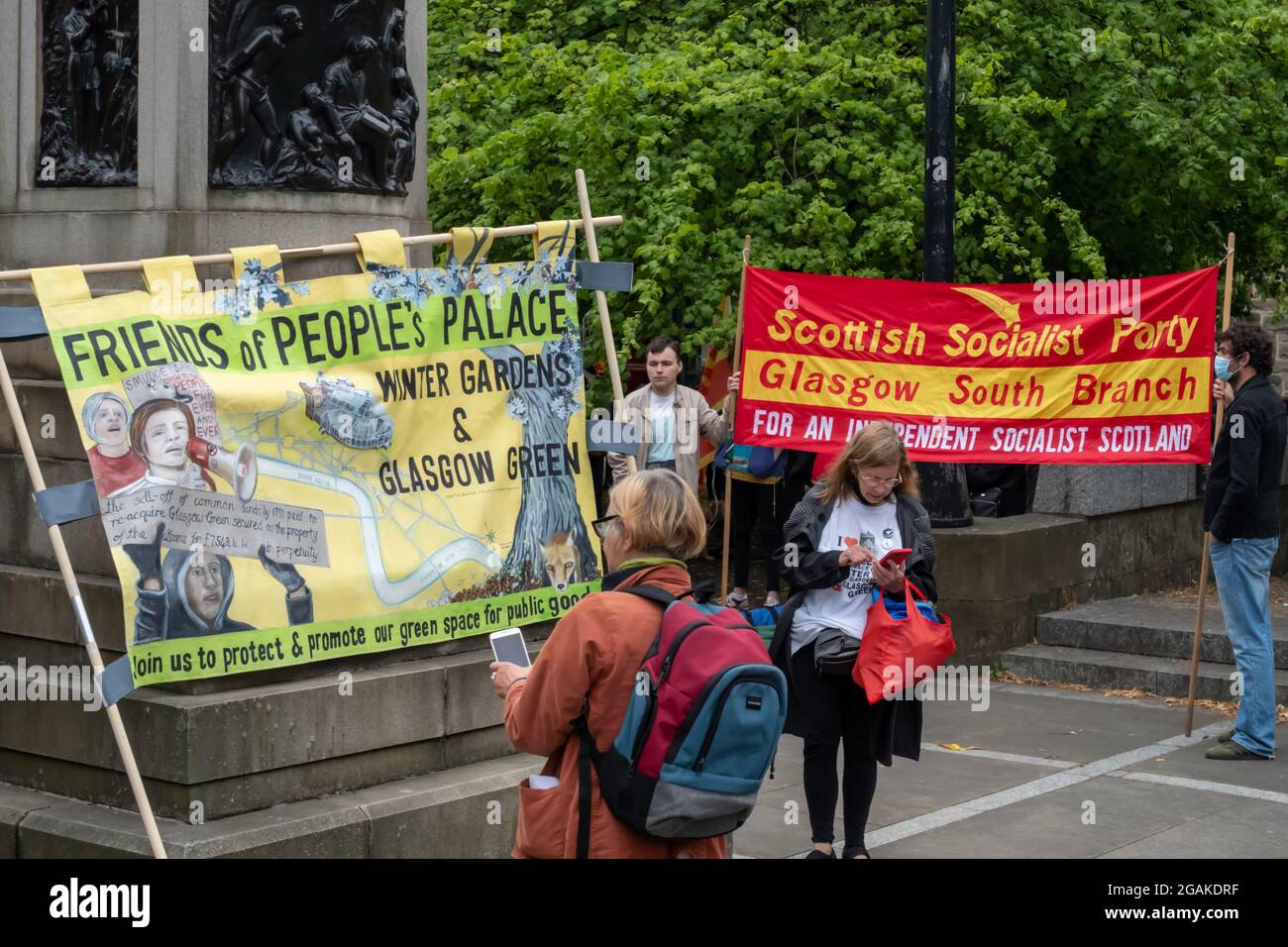 Glasgow, Schottland, Großbritannien. Juli 2021. Ein Spruchband mit der Aufschrift „Friends of People's Palace Winter Gardens & Glasgow Green“ neben einem Spruchband mit der Aufschrift „Scottish Socialist Party“. Aktivisten der Gruppe Glasgow gegen Schließungen gemeinsam mit den Gewerkschaften UNISON, Unite und dem GMB marschieren vom St. Mungo Museum of Religious Life & Art zum Volkspalast, um gegen die Schließung öffentlicher Einrichtungen in der Stadt zu protestieren. Kredit: Skully/Alamy Live Nachrichten Stockfoto