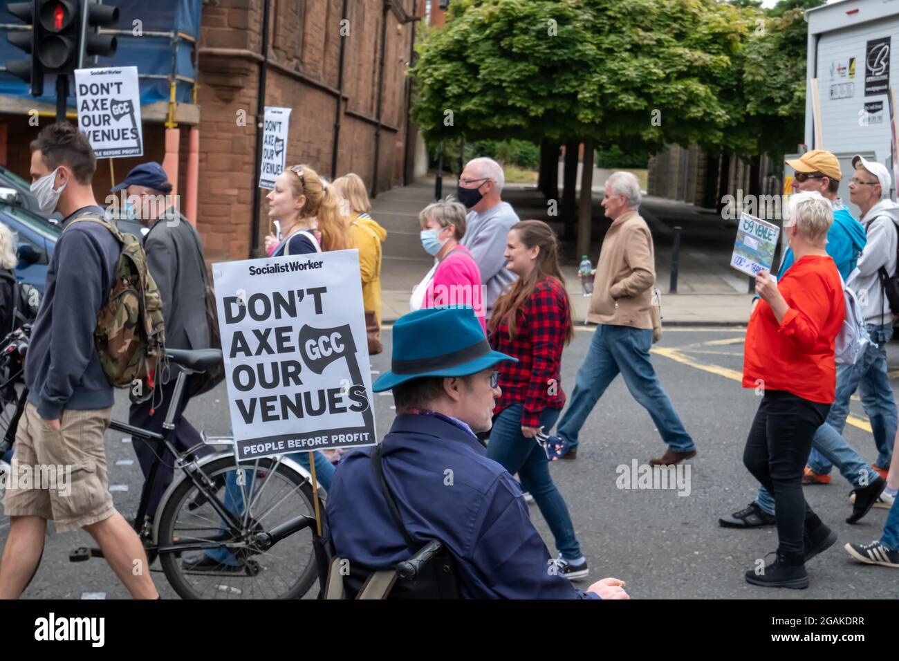 Glasgow, Schottland, Großbritannien. Juli 2021. Aktivisten der Gruppe Glasgow gegen Schließungen gemeinsam mit den Gewerkschaften UNISON, Unite und dem GMB marschieren vom St. Mungo Museum of Religious Life & Art zum Volkspalast, um gegen die Schließung öffentlicher Einrichtungen in der Stadt zu protestieren. Kredit: Skully/Alamy Live Nachrichten Stockfoto