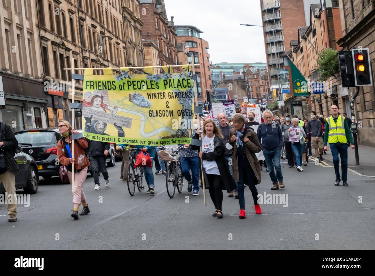 Glasgow, Schottland, Großbritannien. Juli 2021. Ein Spruchband mit der Aufschrift „Friends of People's Palace Winter Gardens & Glasgow Green“. Aktivisten der Gruppe Glasgow gegen Schließungen gemeinsam mit den Gewerkschaften UNISON, Unite und dem GMB marschieren vom St. Mungo Museum of Religious Life & Art zum Volkspalast, um gegen die Schließung öffentlicher Einrichtungen in der Stadt zu protestieren. Kredit: Skully/Alamy Live Nachrichten Stockfoto