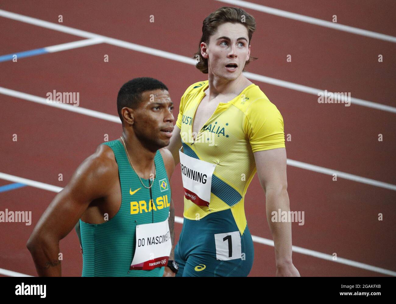 Tokio, Japan. Juli 2021. Der Australier Rohan Browning 10.01 und der Brasilianer Rodrigo do Nascimento 10.24, nachdem Browning am Samstag, den 31. Juli 2021, seine 100-Meter-Runde eins-Hitze sieben im Olympiastadion in Tokio, Japan, gewonnen hatte. Foto von Bob Strong/UPI Credit: UPI/Alamy Live News Stockfoto