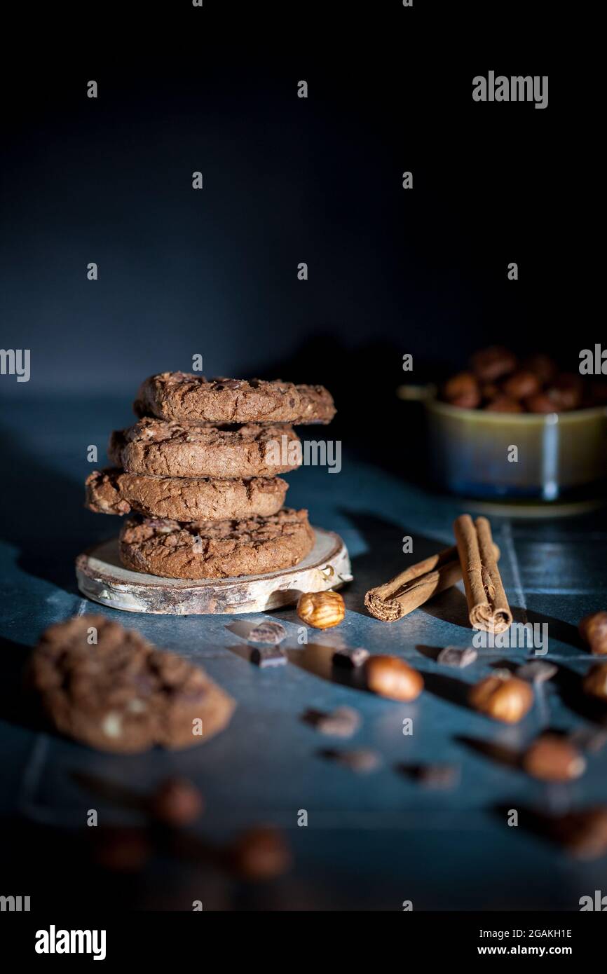 Schokolade- und Haselnusskekse Stockfoto
