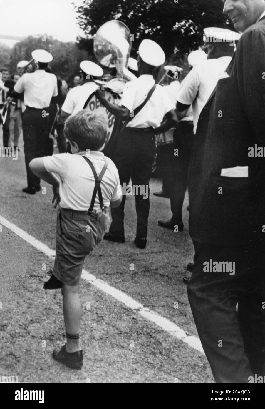 Boy marschiert enthusiastisch zusammen mit einer alten Dixieland-Marschkapelle in der Smithsonian Institution, Washington, DC, 1966. (Foto von Pfeiffer/United States Information Agency/RBM Vintage Images) Stockfoto