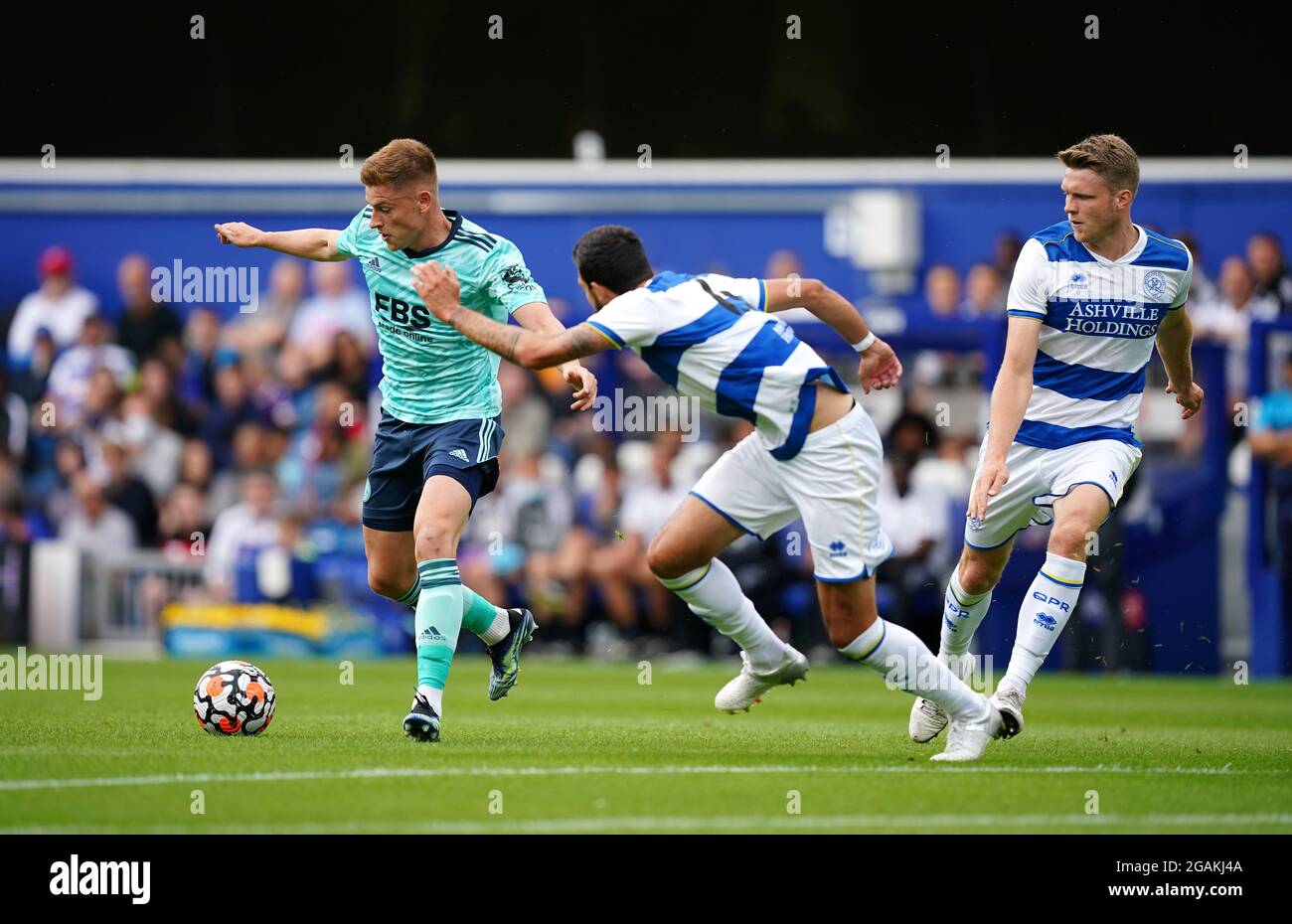 Yoann Barbet von Queens Park Rangers und Harvey Barnes von Leicester City (links) kämpfen während des Freundschaftsspiels vor der Saison im Kiyan Prince Foundation Stadium, London, um den Ball. Bilddatum: Samstag, 31. Juli 2021. Stockfoto