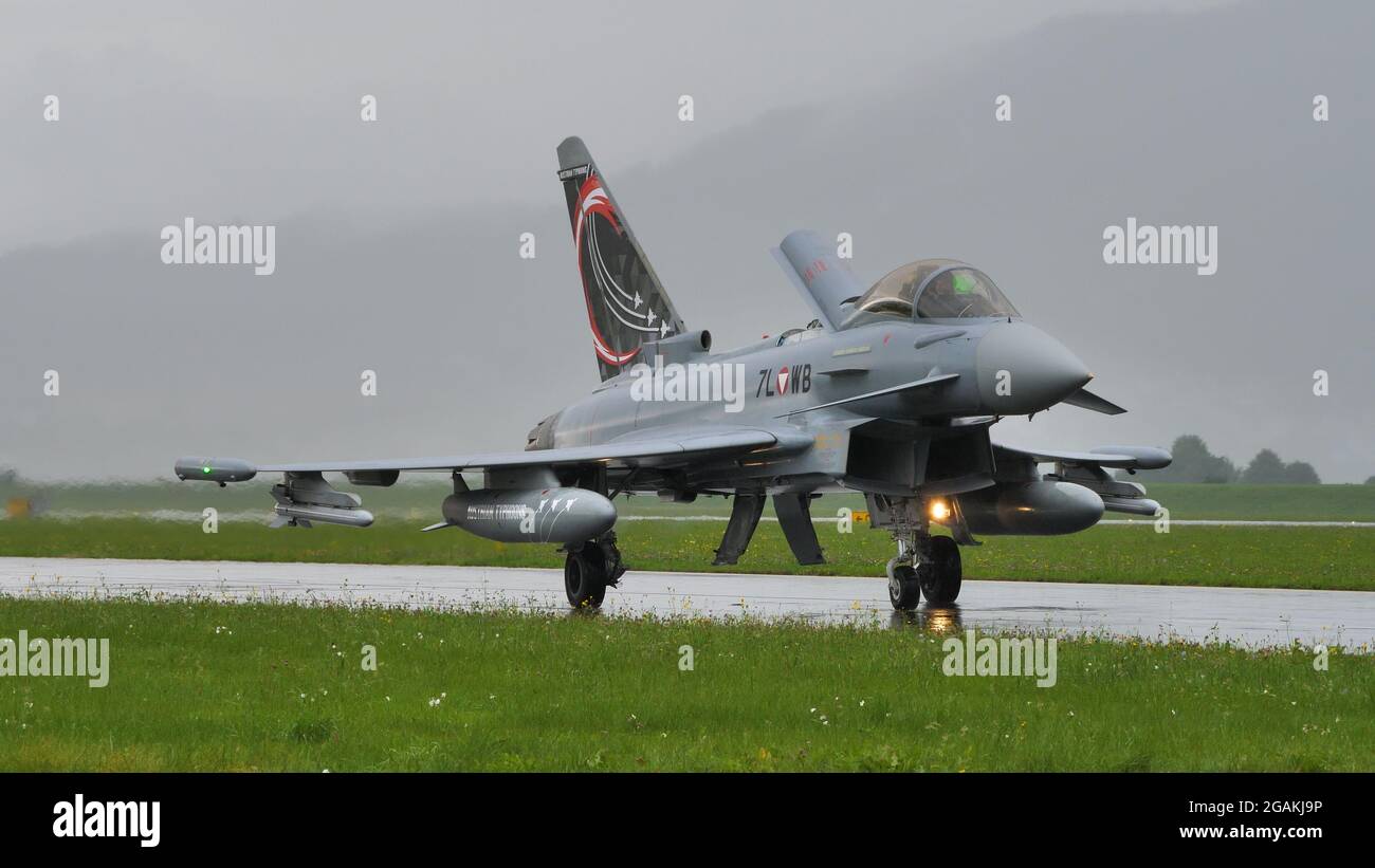 Zeltweg, Österreich 6. SEPTEMBER 2019 Jagdflugzeug auf der Piste bei starkem Regen mit speziellem Farbschwanz. Eurofighter Typhoon der österreichischen Luftwaffe Stockfoto