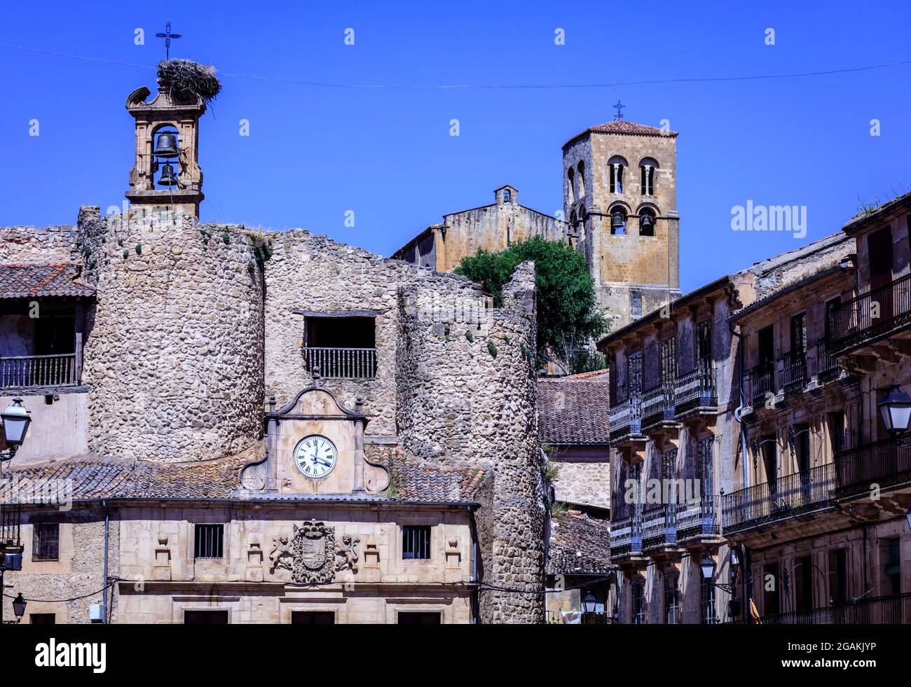 Die romanische Kirche und der Uhrenturm auf dem Hauptplatz von Sepulveda. Segovia. Spanien. Stockfoto