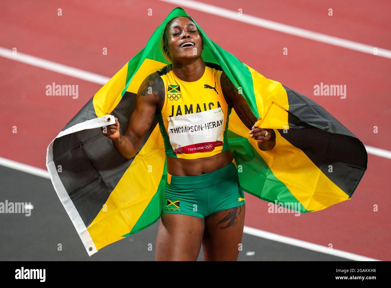 TOKIO, JAPAN - 31. JULI: Elaine Thompson-Herah vom Team Jamaica posiert, nachdem sie die Goldmedaille gewonnen hatte, während sie während der Olympischen Spiele 2020 in Tokio am 31. Juli 2021 im Olympiastadion in Tokio, Japan, im Wettbewerb um das 100-m-Finale der Frauen antritt (Foto: Yannick Verhoeven/Orange Picics) Credit: Orange Pics BV/Alamy Live News Stockfoto