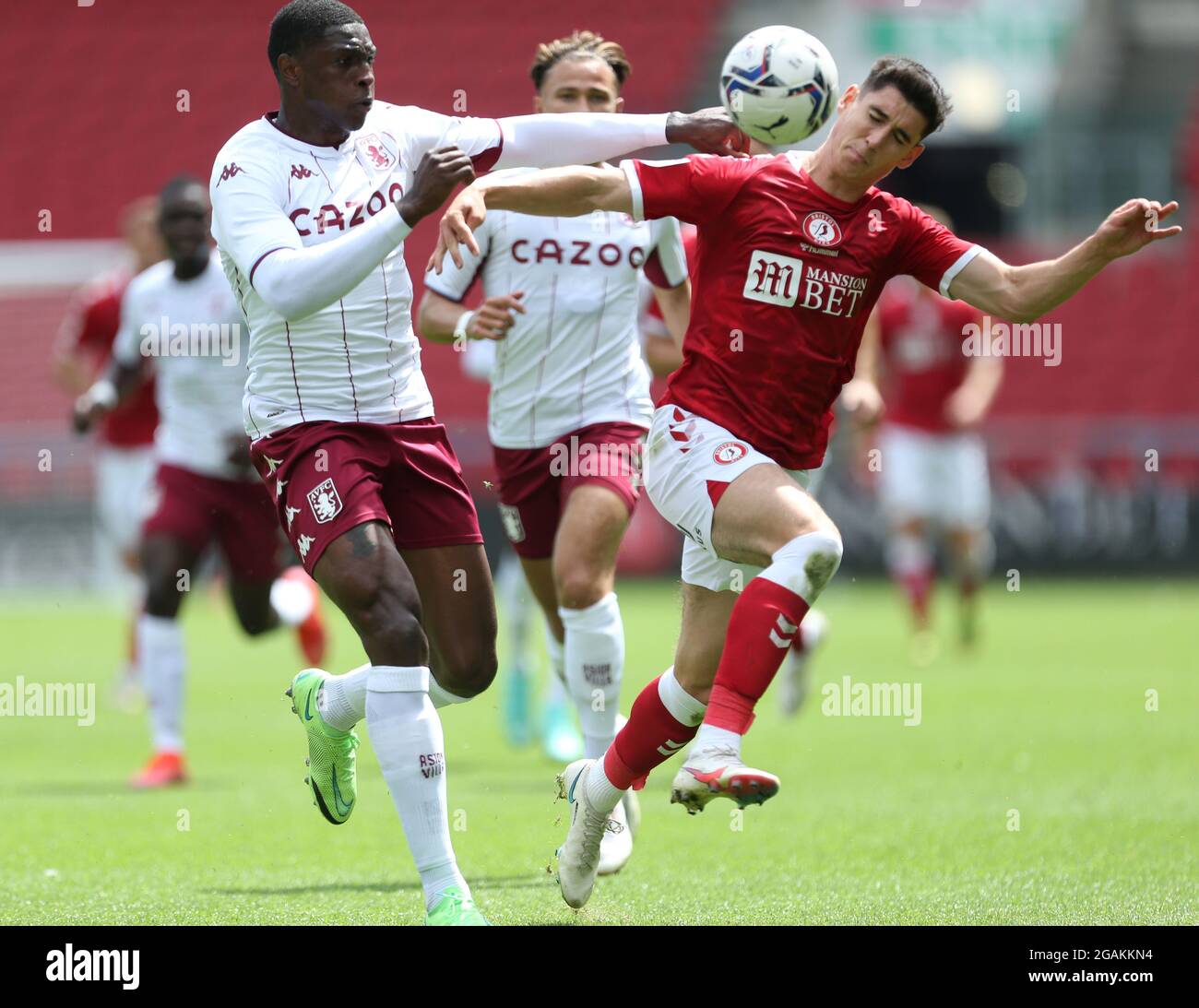 Kortney Hause von Aston Villa (links) und Callum O'Dowda von Bristol City kämpfen während des Freundschaftsspiel vor der Saison in Ashton Gate, Bristol, um den Ball. Bilddatum: Samstag, 31. Juli 2021. Stockfoto