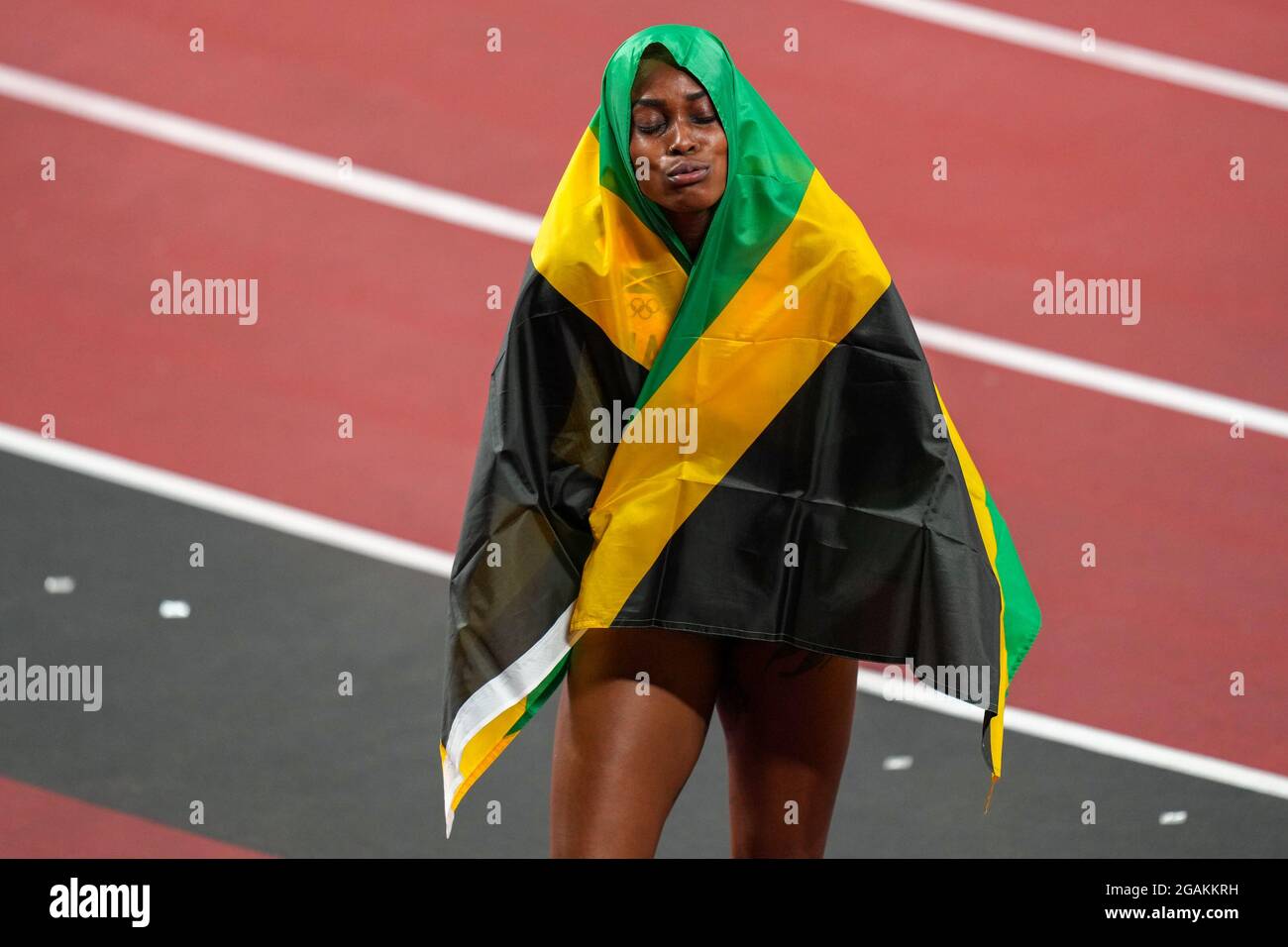 TOKIO, JAPAN - 31. JULI: Elaine Thompson-Herah vom Team Jamaica posiert, nachdem sie die Goldmedaille gewonnen hatte, während sie während der Olympischen Spiele 2020 in Tokio am 31. Juli 2021 im Olympiastadion in Tokio, Japan, im Wettbewerb um das 100-m-Finale der Frauen antritt (Foto: Yannick Verhoeven/Orange Picics) Credit: Orange Pics BV/Alamy Live News Stockfoto