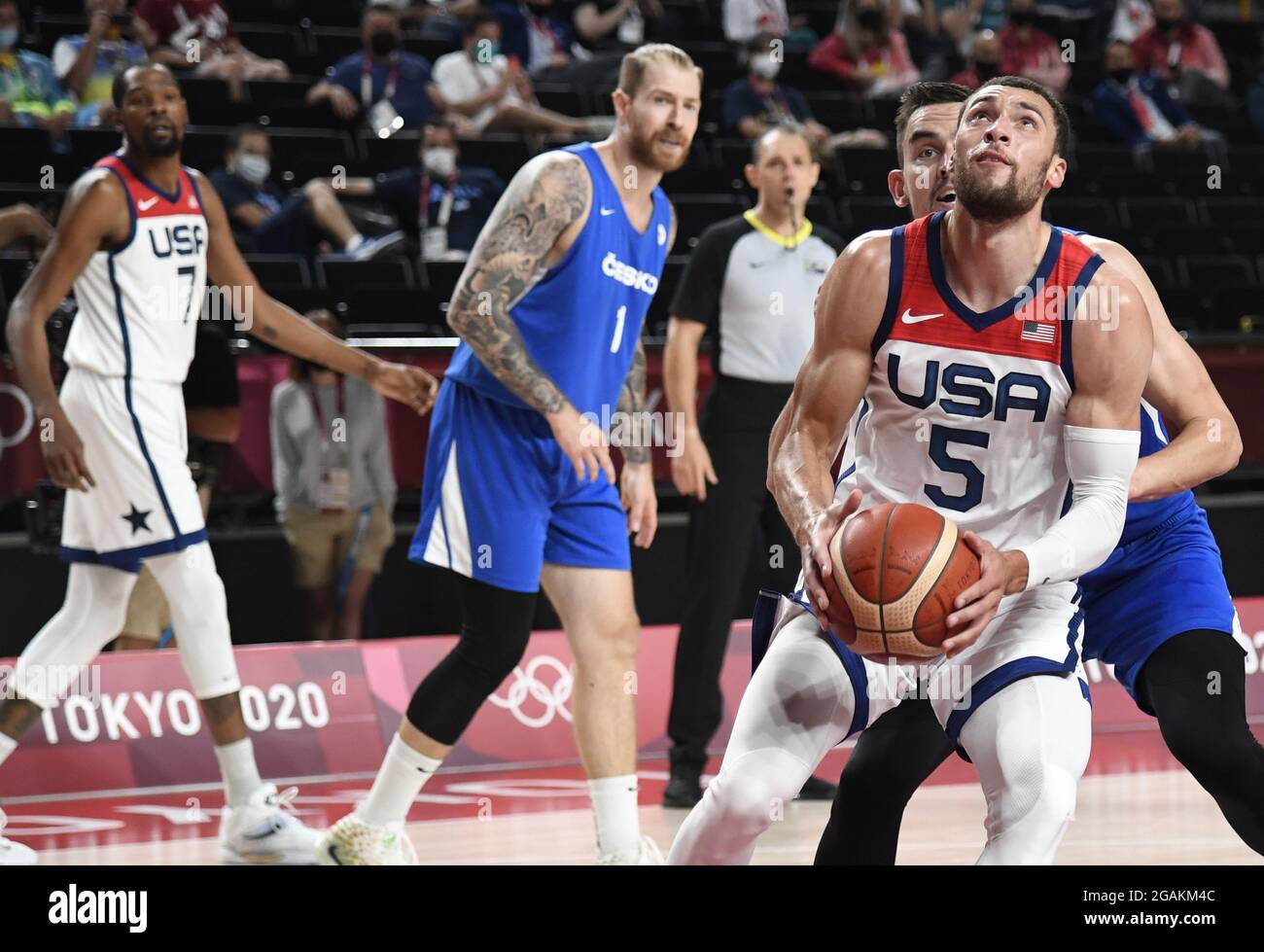 Tokio, Japan. Juli 2021. Der US-Amerikaner Zach Lavine fährt während eines Basketballspiels der Männer bei den Olympischen Spielen 2020 in Tokio am Samstag, den 31. Juli 2021, in den Korb gegen die Tschechoslowakei. Japan. USA Won, 119-84. Foto von Mike Theiler/UPI Credit: UPI/Alamy Live News Stockfoto