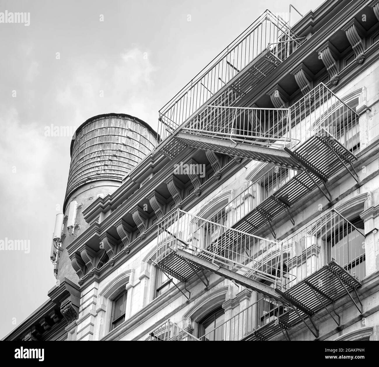 Wasserturm und Feuerflucht, Symbole von New York City, USA. Stockfoto