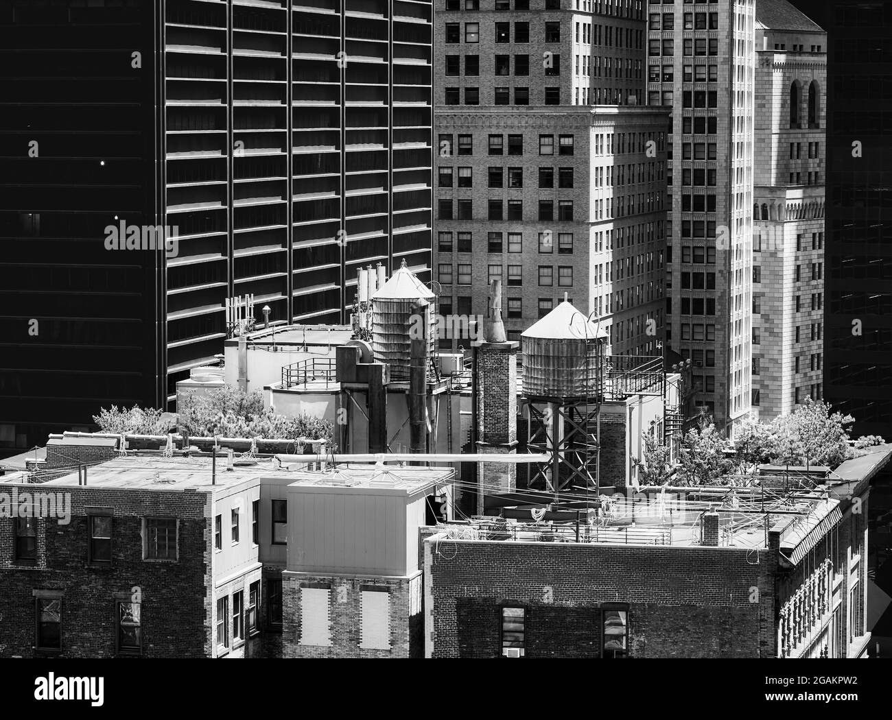 Manhattan vielfältige Architektur mit Wassertürmen auf einem Dach, New York City, USA. Stockfoto