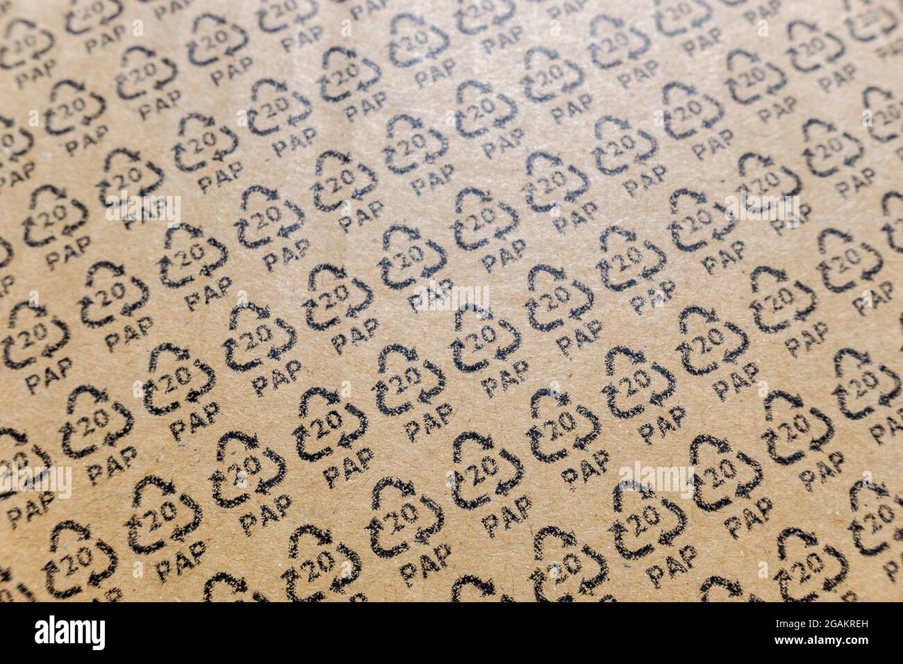 Valencia, Spanien - 30. Juli 2021: Detail des Typ 20 PAP-Code-Recycling-Zeichens auf einer Wellpappe. Stockfoto