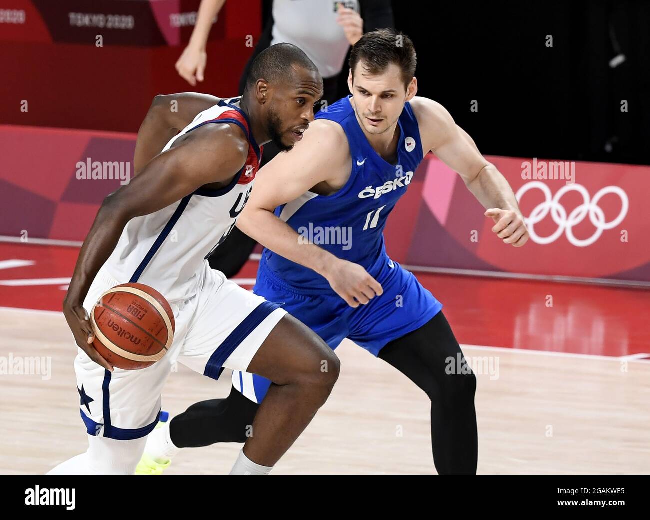 Tokio, Japan. Juli 2021. Khris Middleton der Vereinigten Staaten wird während eines Basketballspiels der Männer bei den Olympischen Spielen 2020 in Tokio, Samstag, den 31. Juli 2021, von Jaromir Bohacik der Tschechoslowakei streng bewacht. Japan. USA Won, 119-84. PhoKhris To von Mike Theiler/UPI Credit: UPI/Alamy Live News Stockfoto