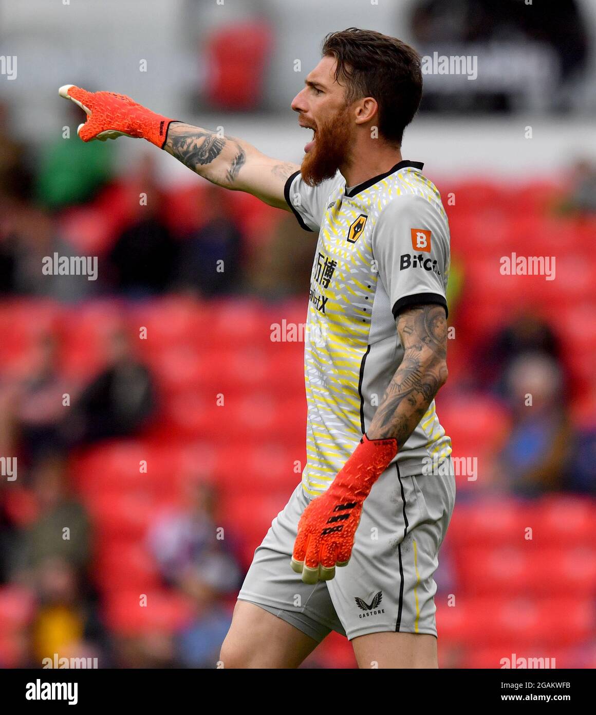 Der Torhüter von Wolverhampton Wanderers, Jose Sa, zeigt sich während des Freundschaftsspiel vor der Saison im bet365 Stadium, Stoke-on-Trent, seinen Teamkollegen gegenüber. Bilddatum: Samstag, 31. Juli 2021. Stockfoto